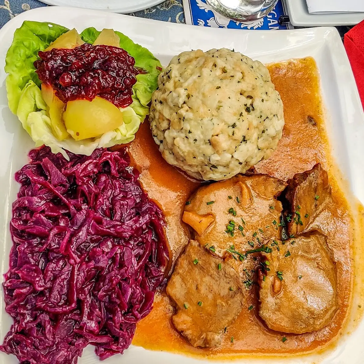 Wildschweinbraten Mit Semmelknödel Und Rotkraut