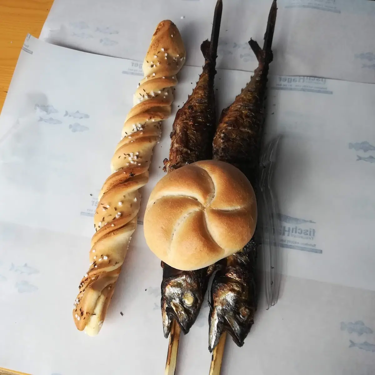 Makrele Mit Knoblauchbrot Und Semmel