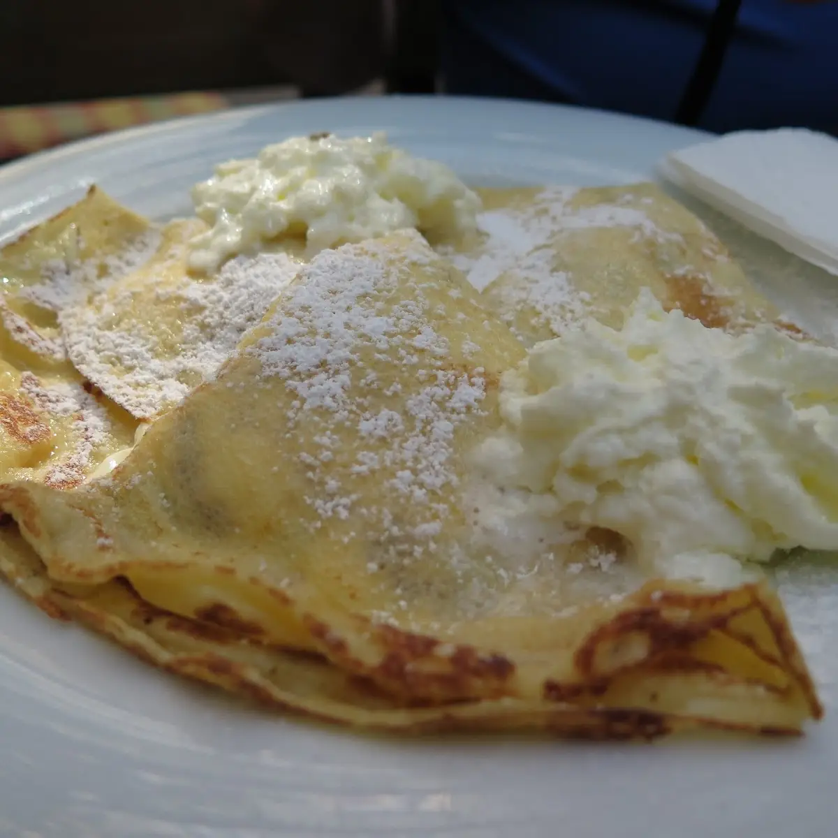 Eispalatschinke Mit Erdbeersauce