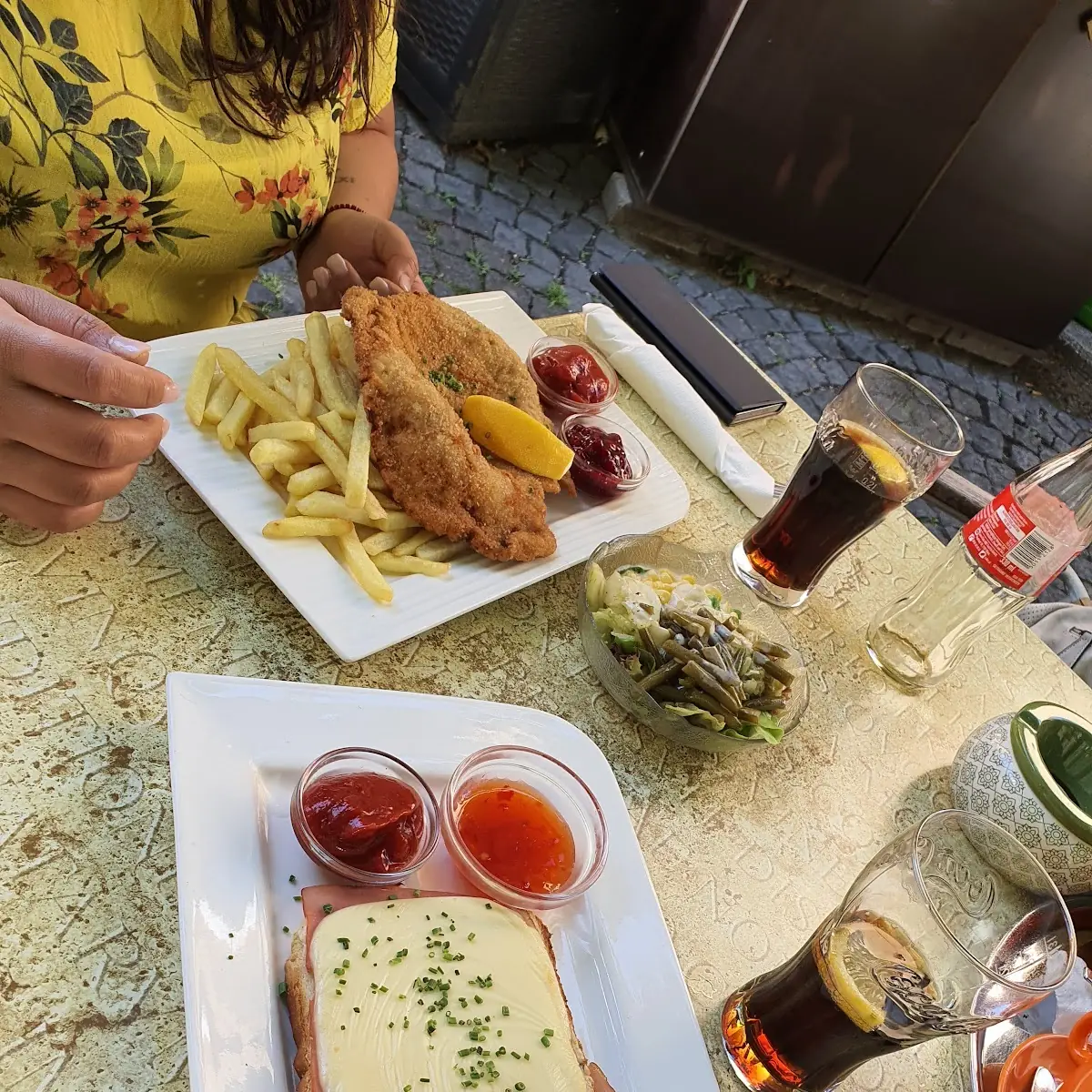 Schinkenkäse Toast Und Schnitzel Mit Pommes