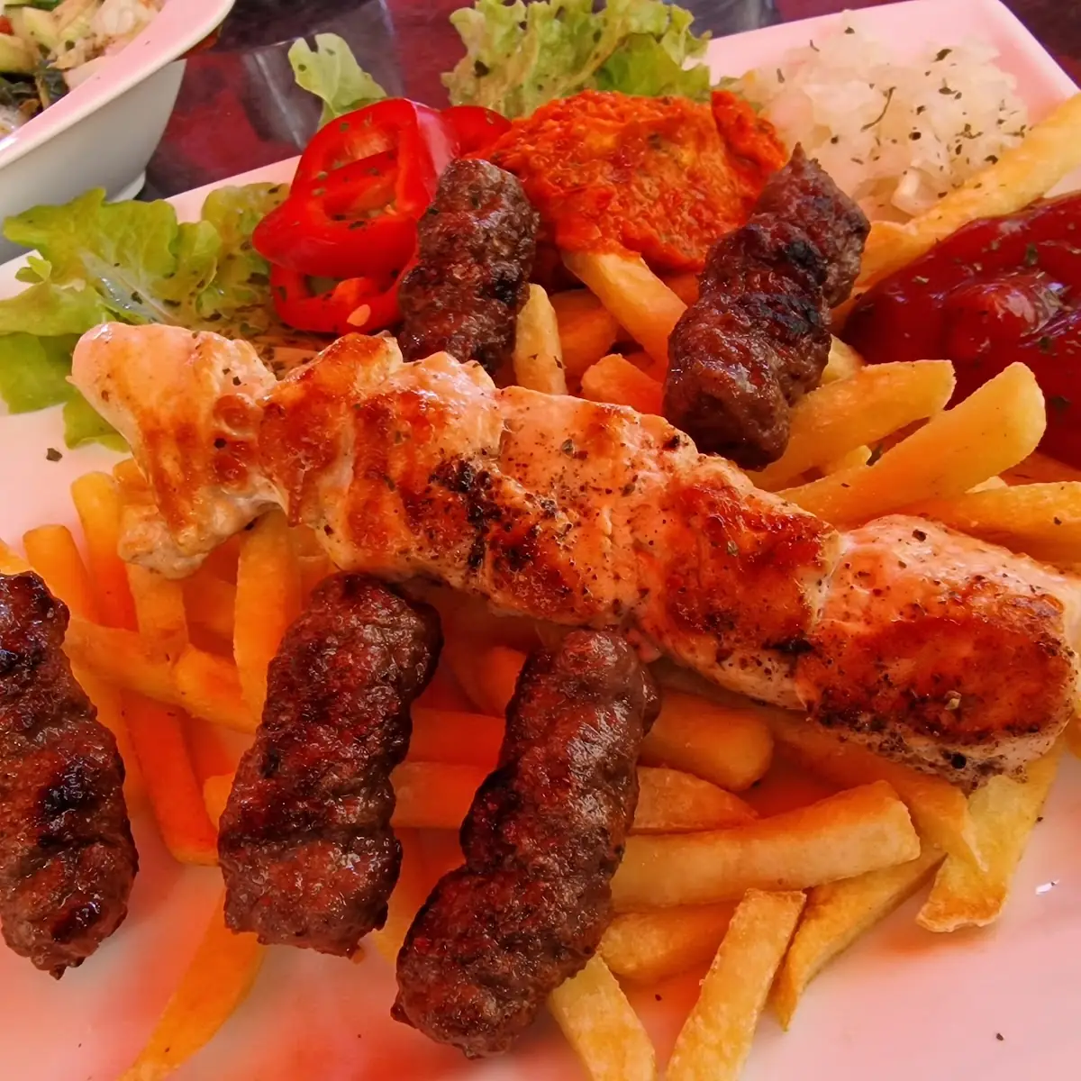 Halbe-halbe Cevapcici Und Hühnerspieß