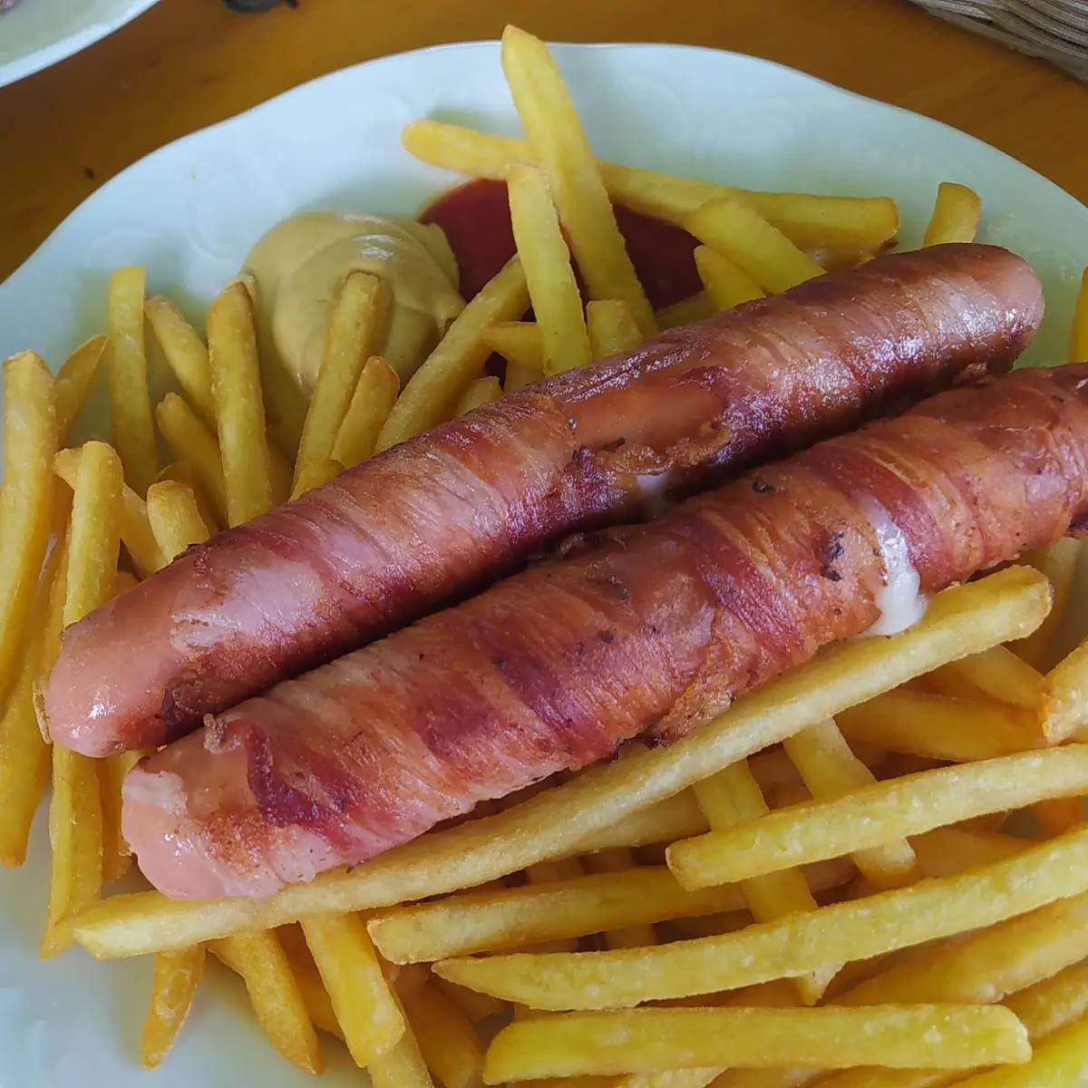 Bernerwürstel Mit Pommes Und Dalat