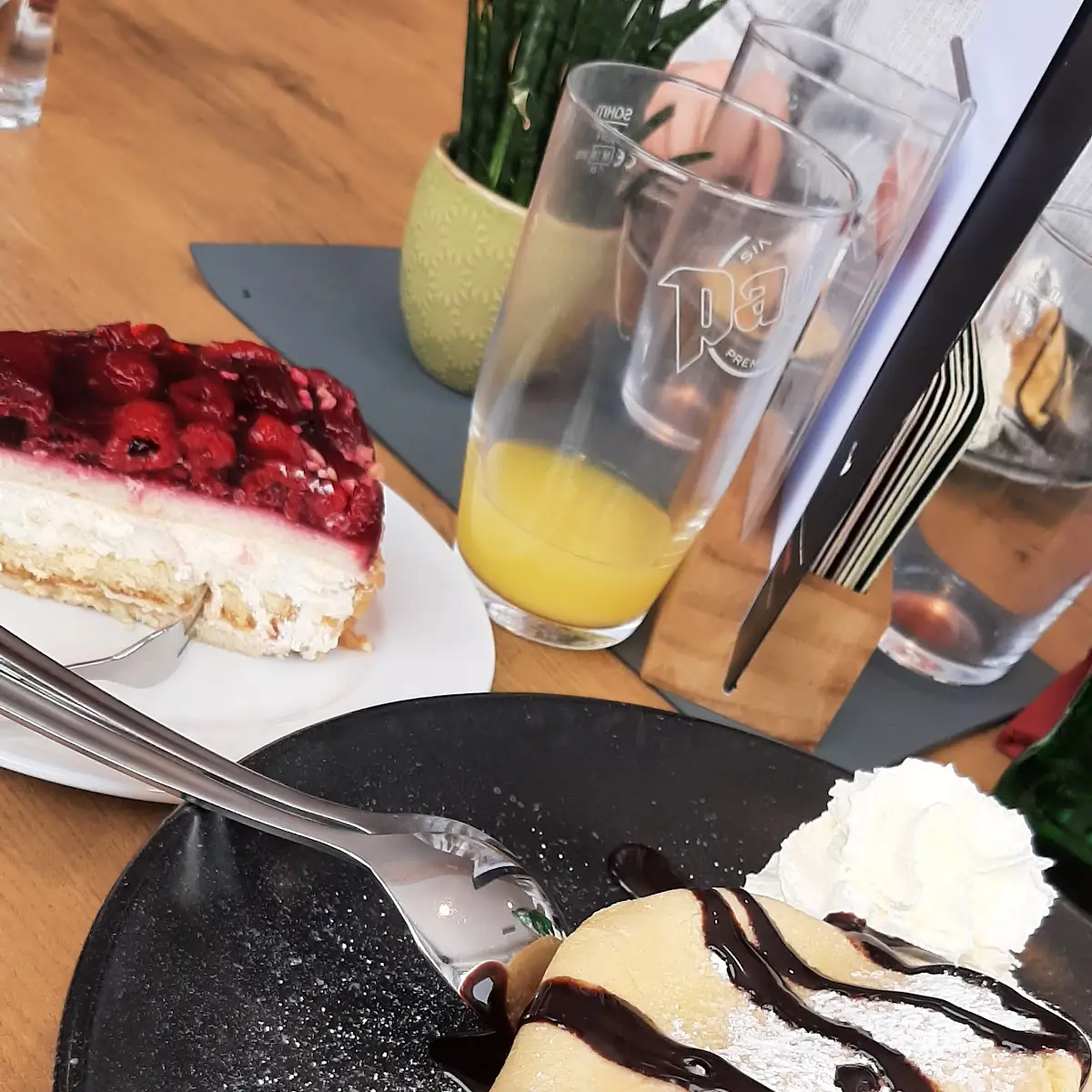 Eispalatschinke Und Himbeertorte