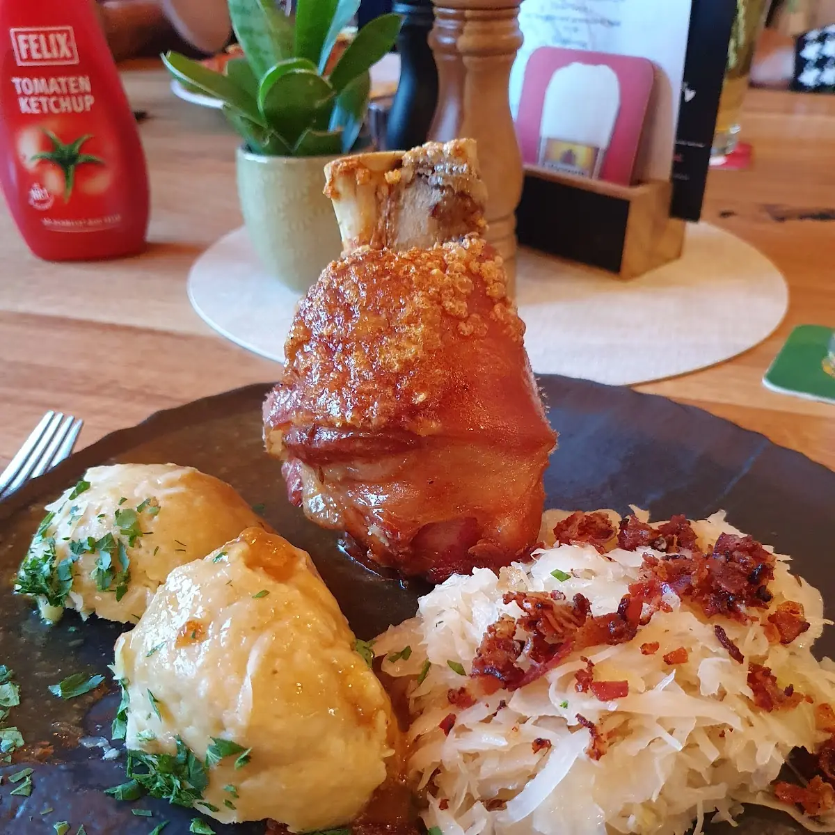 Gegrillte Schweinsstelze