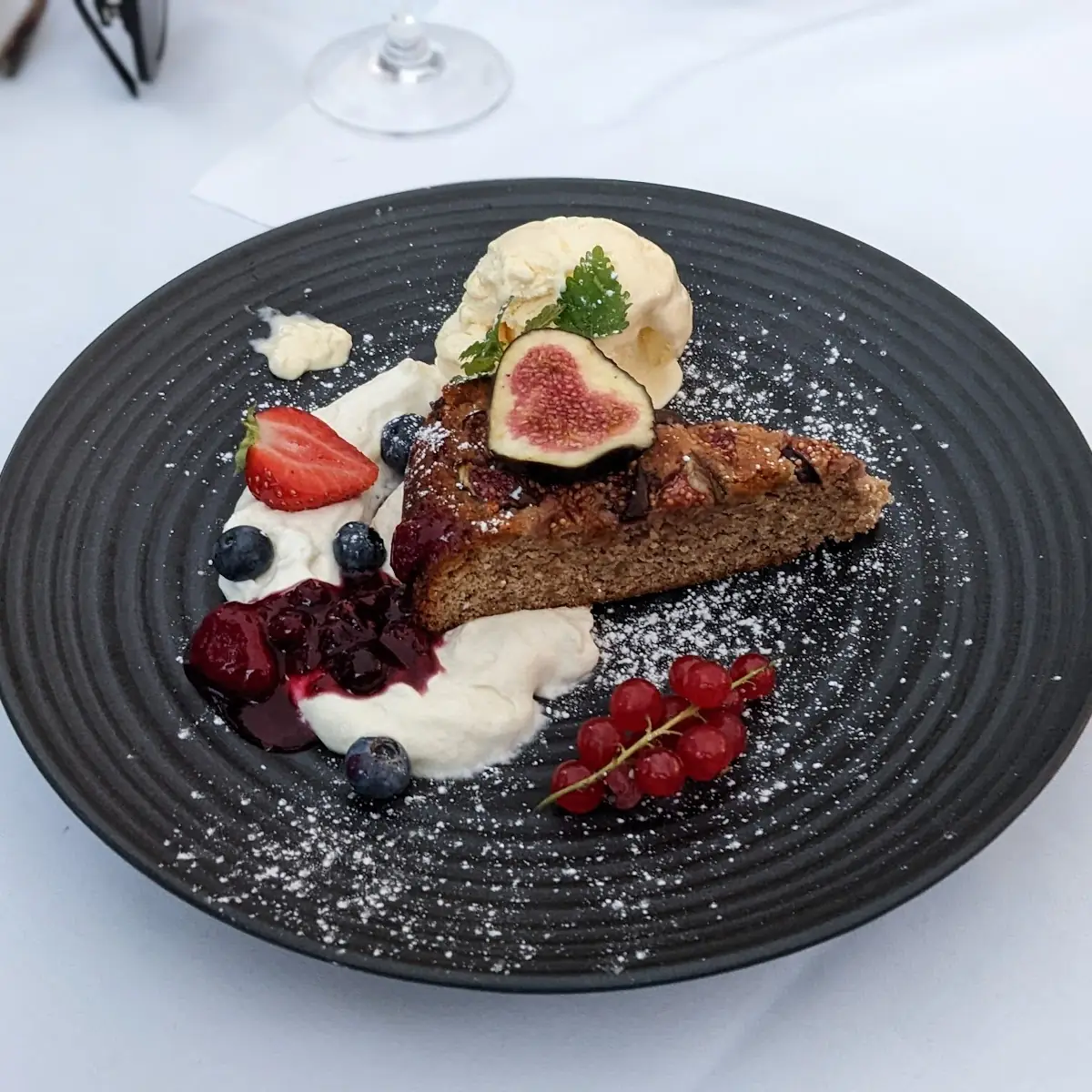 Feigen-honigtorte Mit Walnüssen Und Vanille Eis
