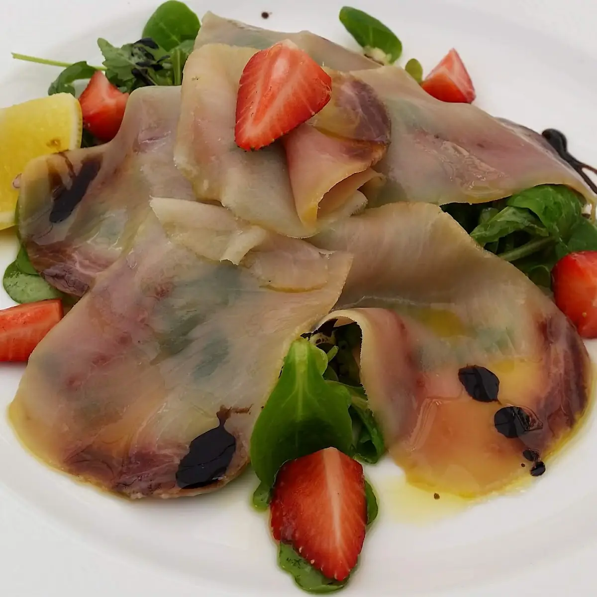 Geräucherter Schwertfisch Mit Erdbeeren Und Salat Bierwochen Menü