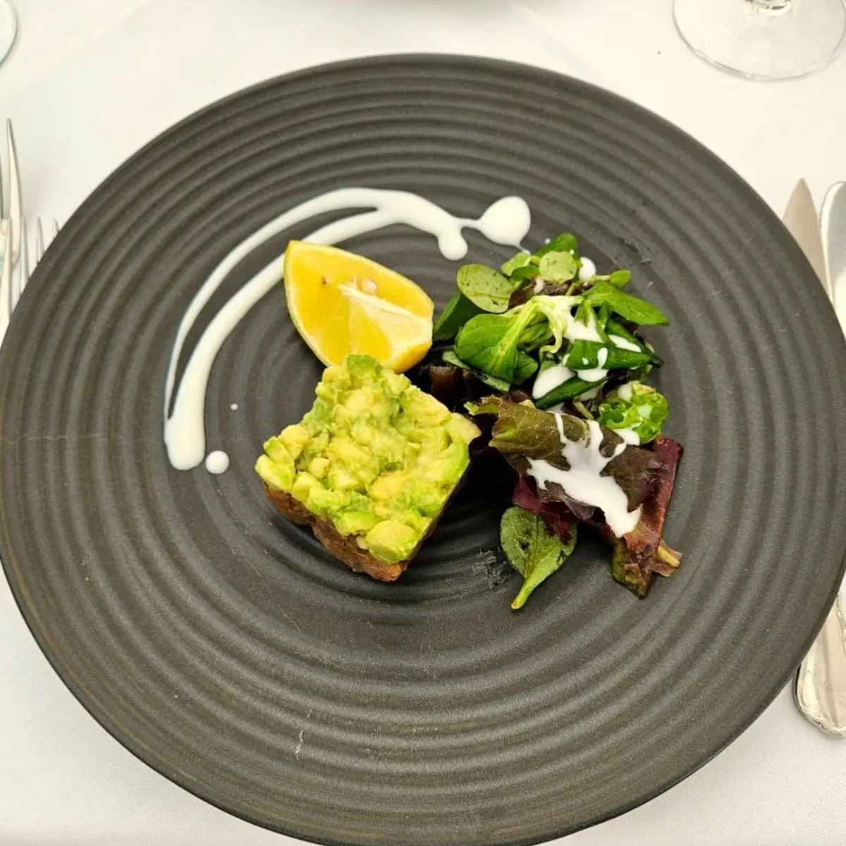 Törtchen Vom Kroatischen Blauen Thunfisch Mit Avocado Und Salat