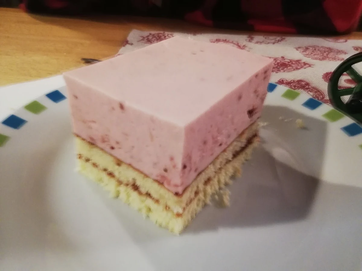Erdbeer-joghurtschnitte