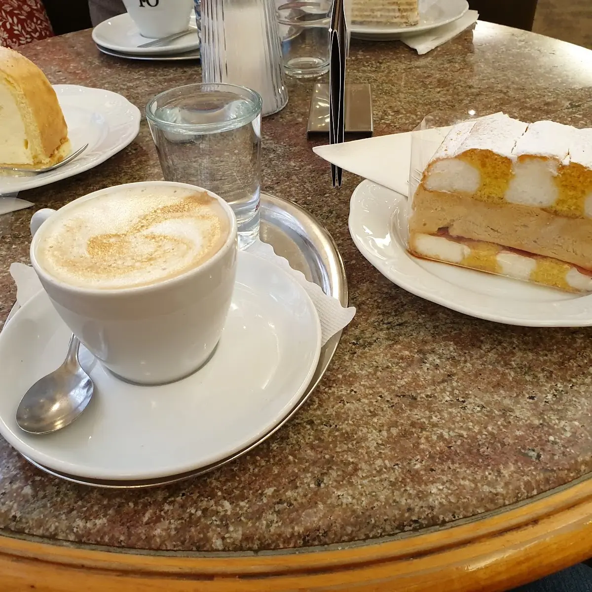 Cappuccino Und Kardinalschnitte