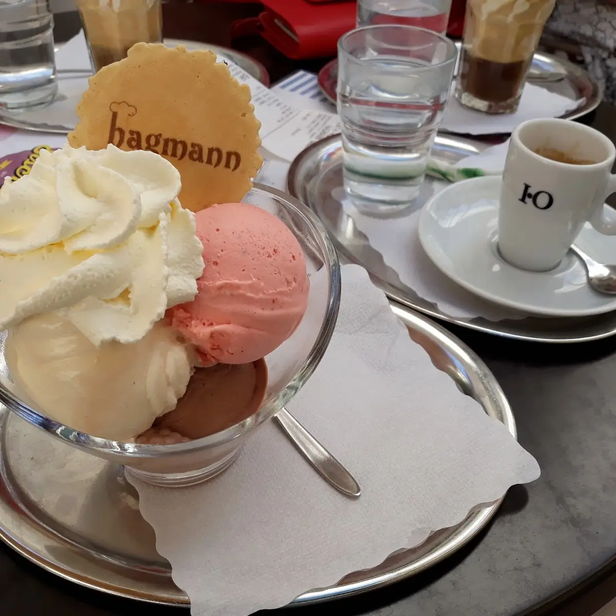Gemischtes Eis Mit Schlagobers