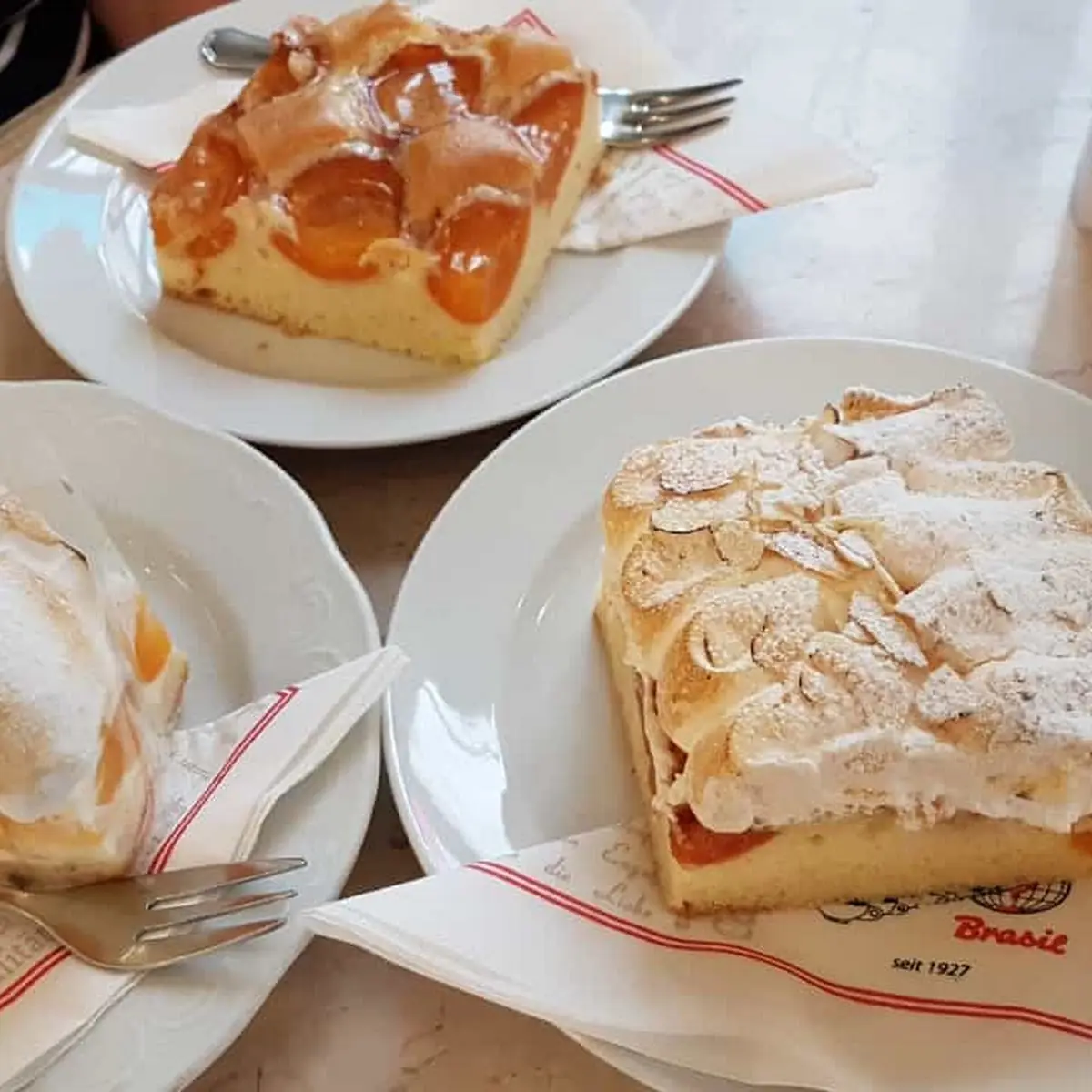Marillenkuchen Marillensouffle Schnitte Und Marillenkuchen Mit Geflämmter Schneehaube