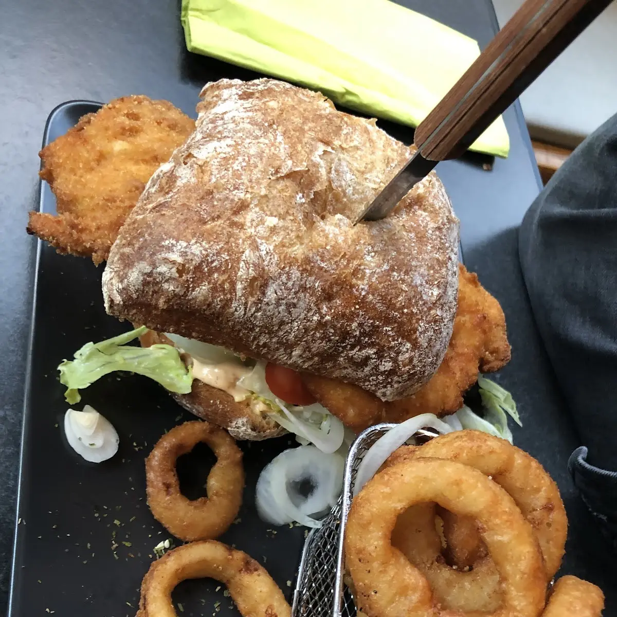 Burger Mit Zwiebelringen