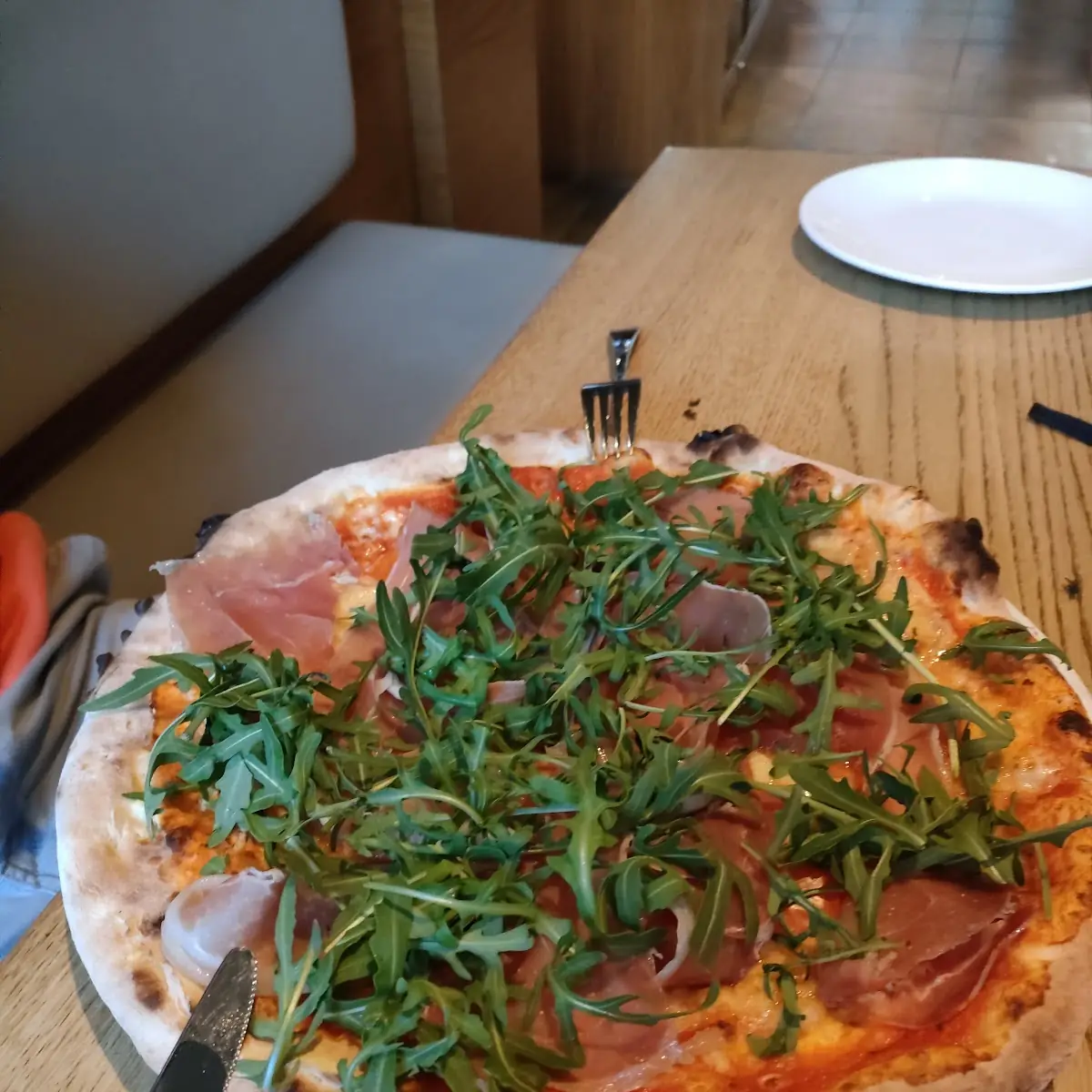 Pizza Mit Parmaschinken Rucola Und Parmesan
