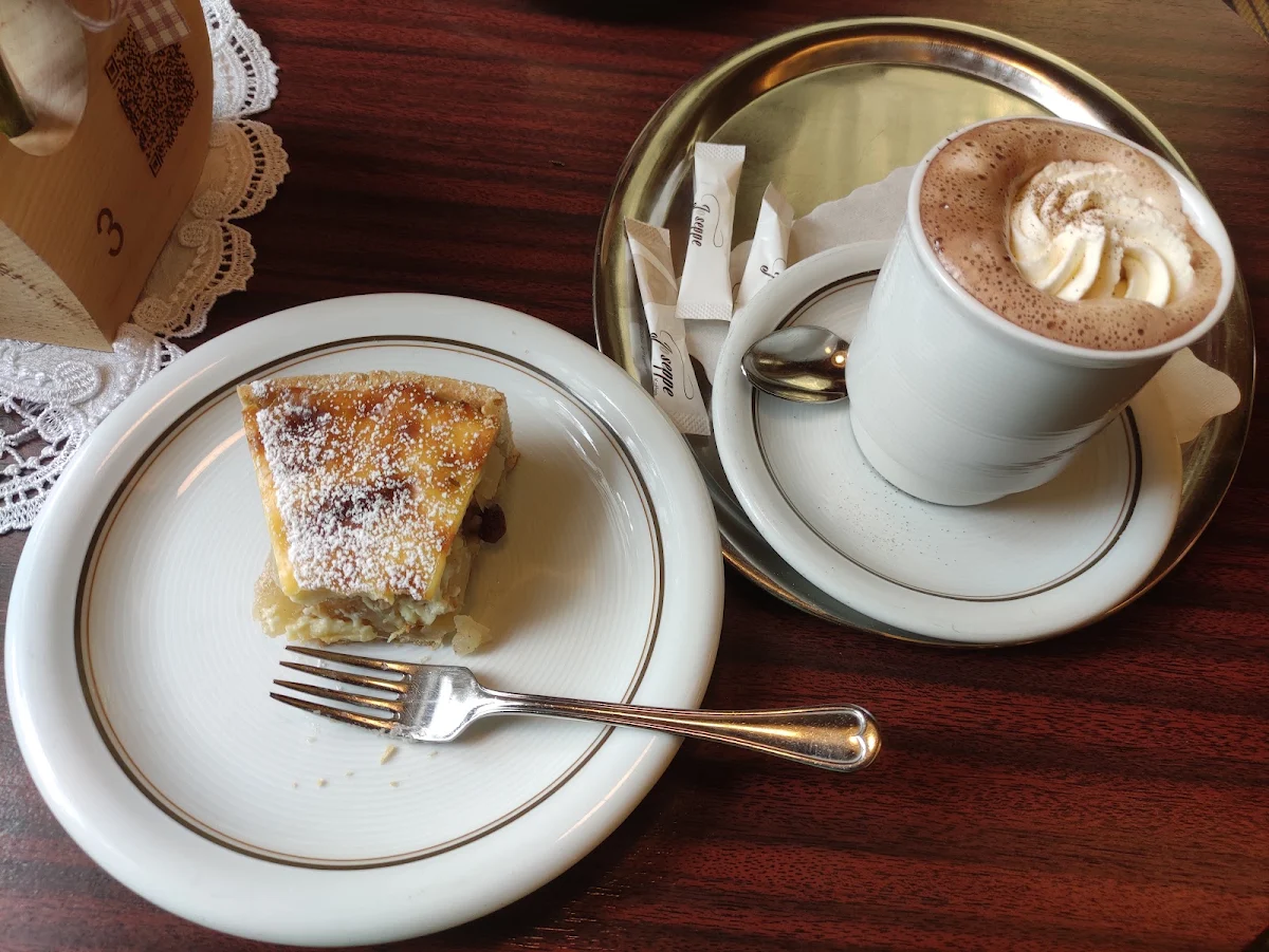 Heiße Schokolade Mit Sahne Und Apfelkuchen