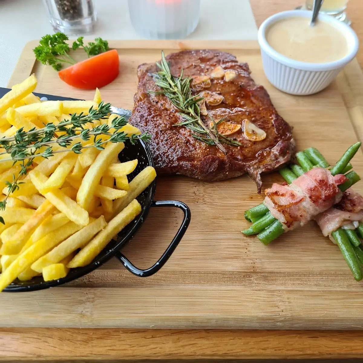 Ribeye Steak Mit Speckbohnen Und Pommes