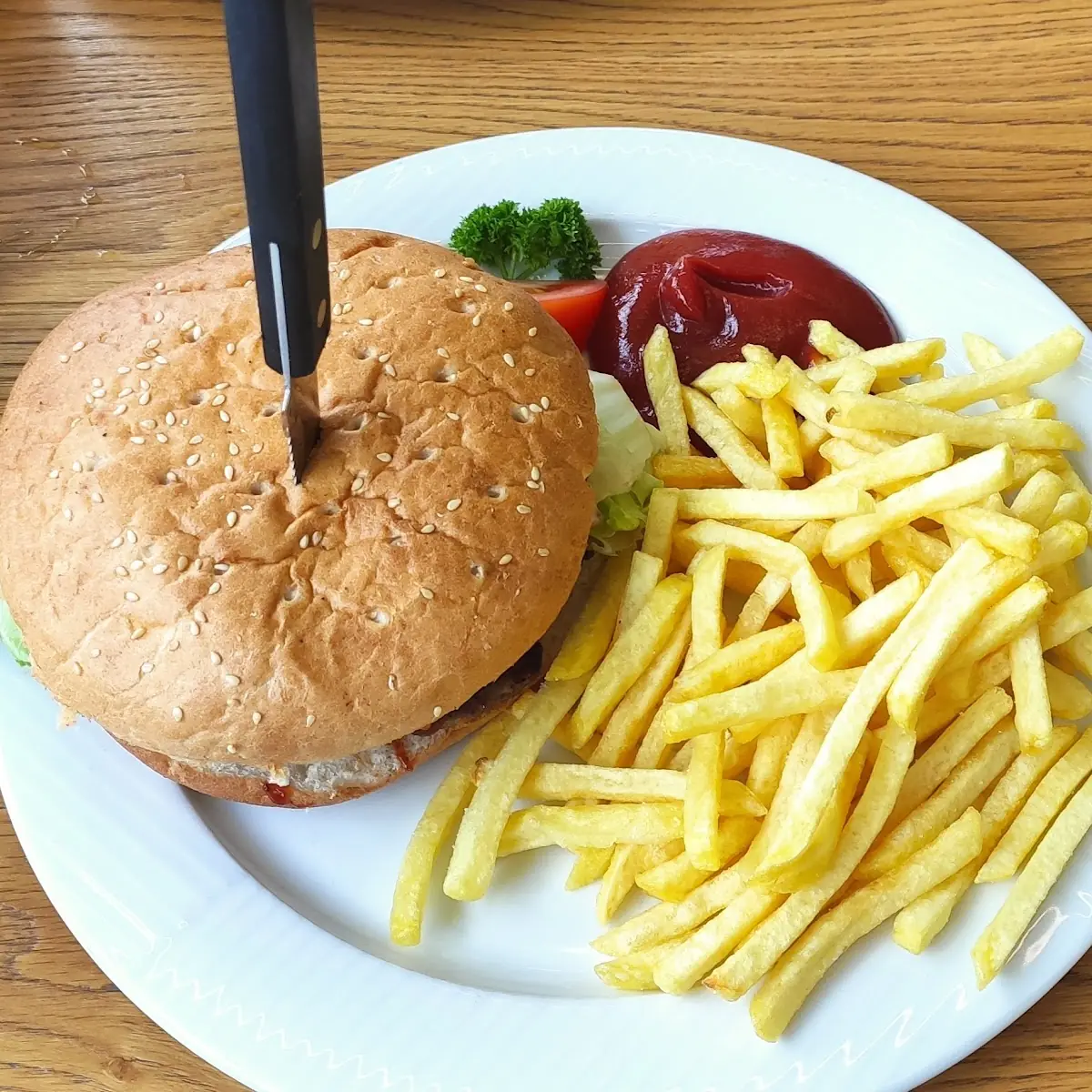 XL Hamburger Mit Pommes Frites