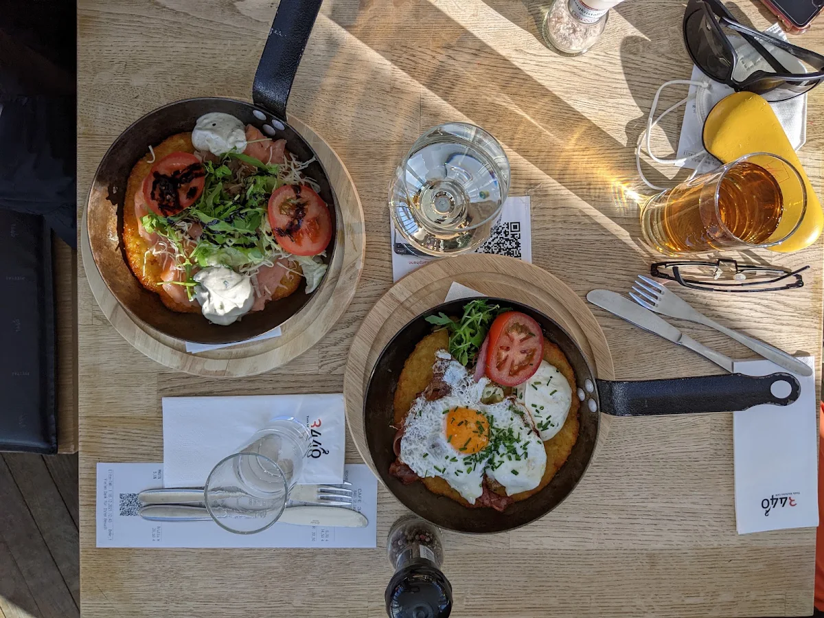 Rösti Mit Eier Und Rucola Salat