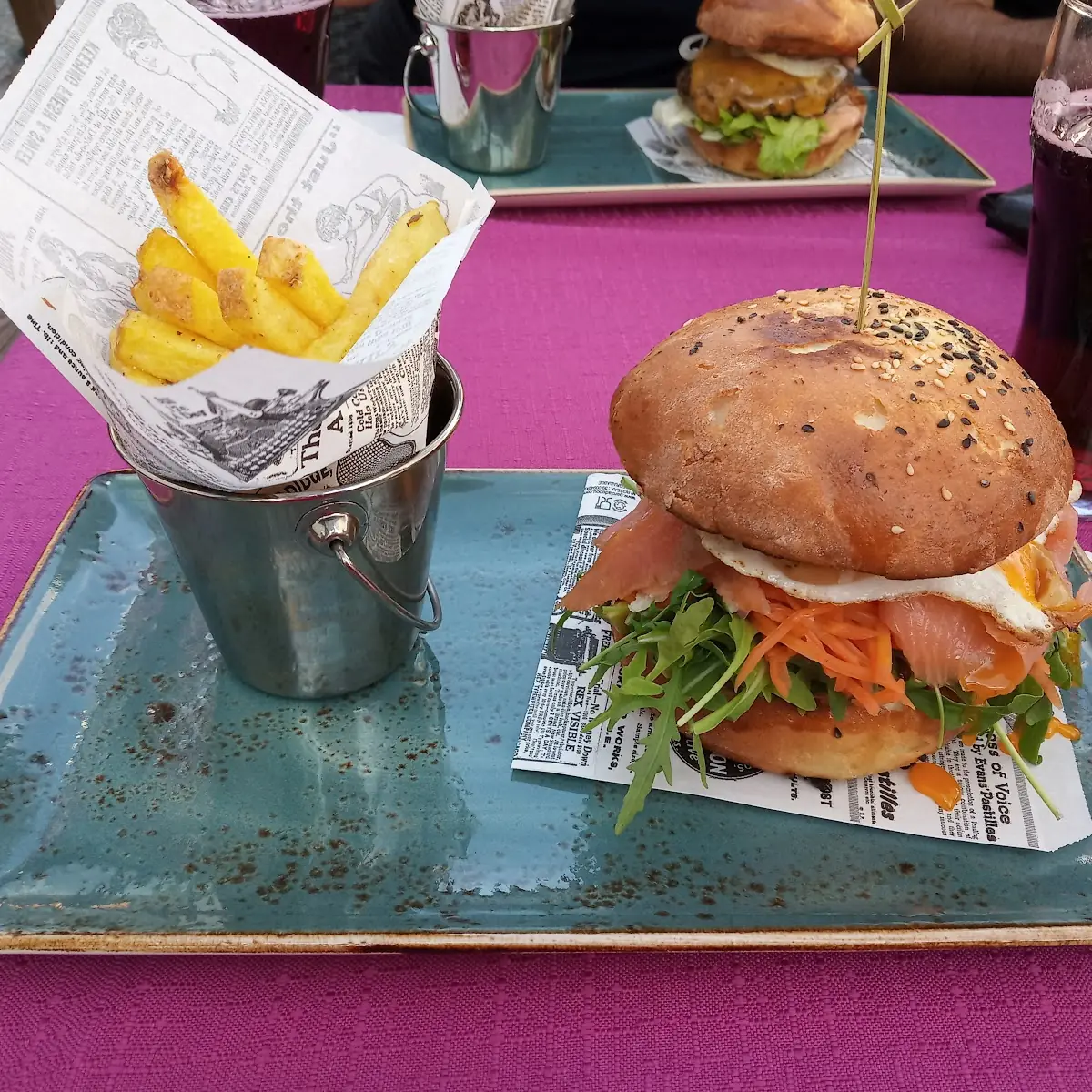 Lachsburger Mit Avocado Und Ei