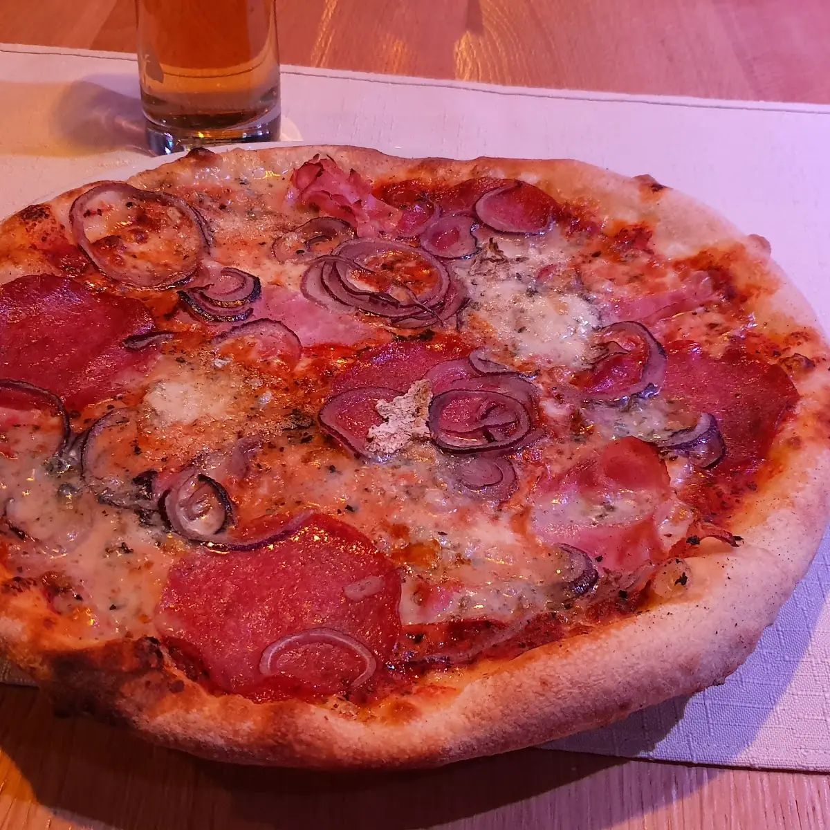 Pizza Mit Schinken Und Salami
