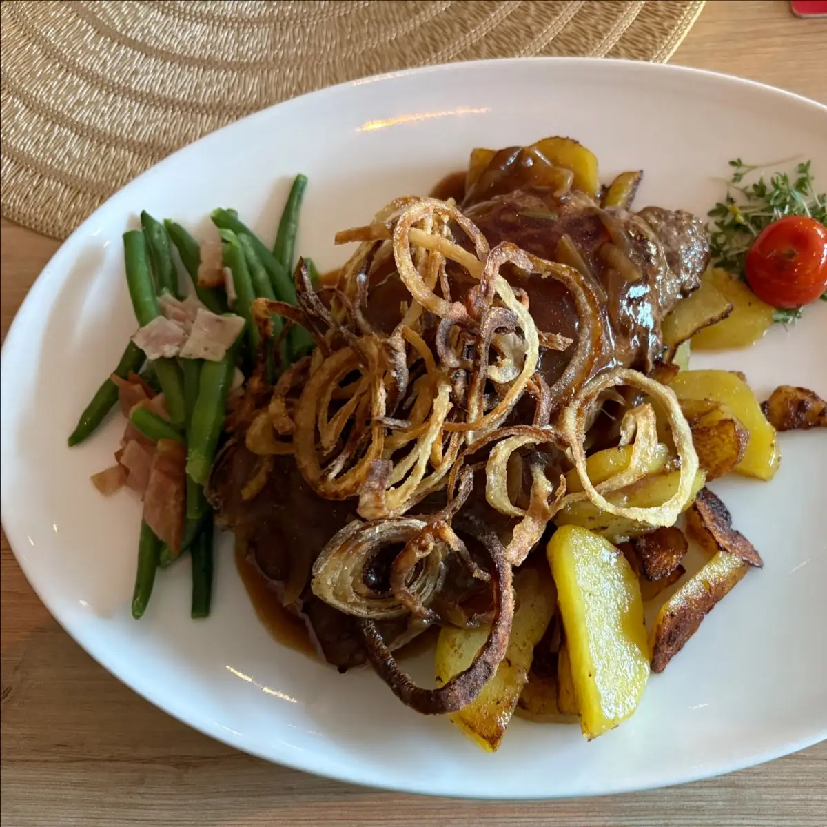 Zwiebelrostbraten Mit Beilagen