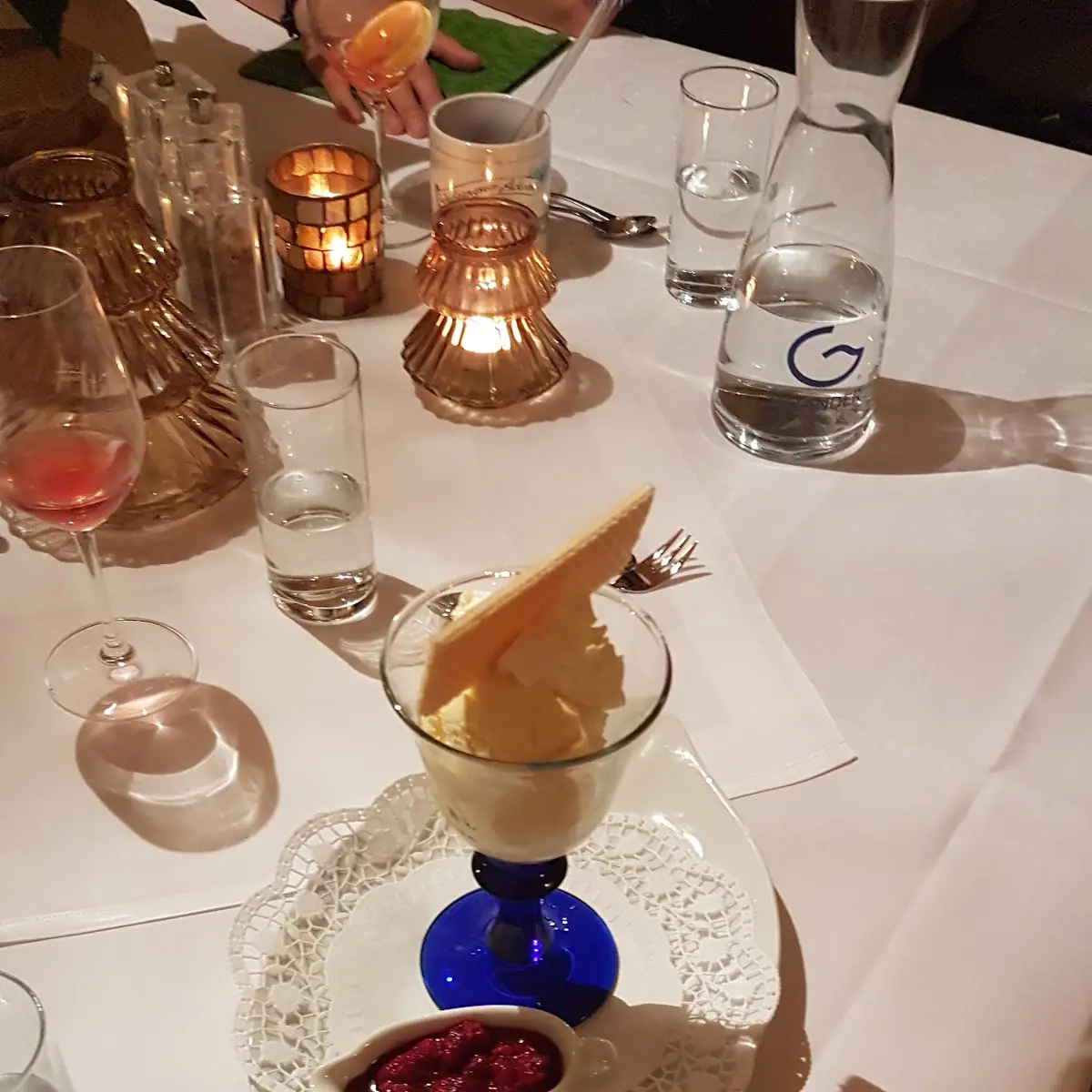 Vanilleeis Mit Heißen Himbeeren