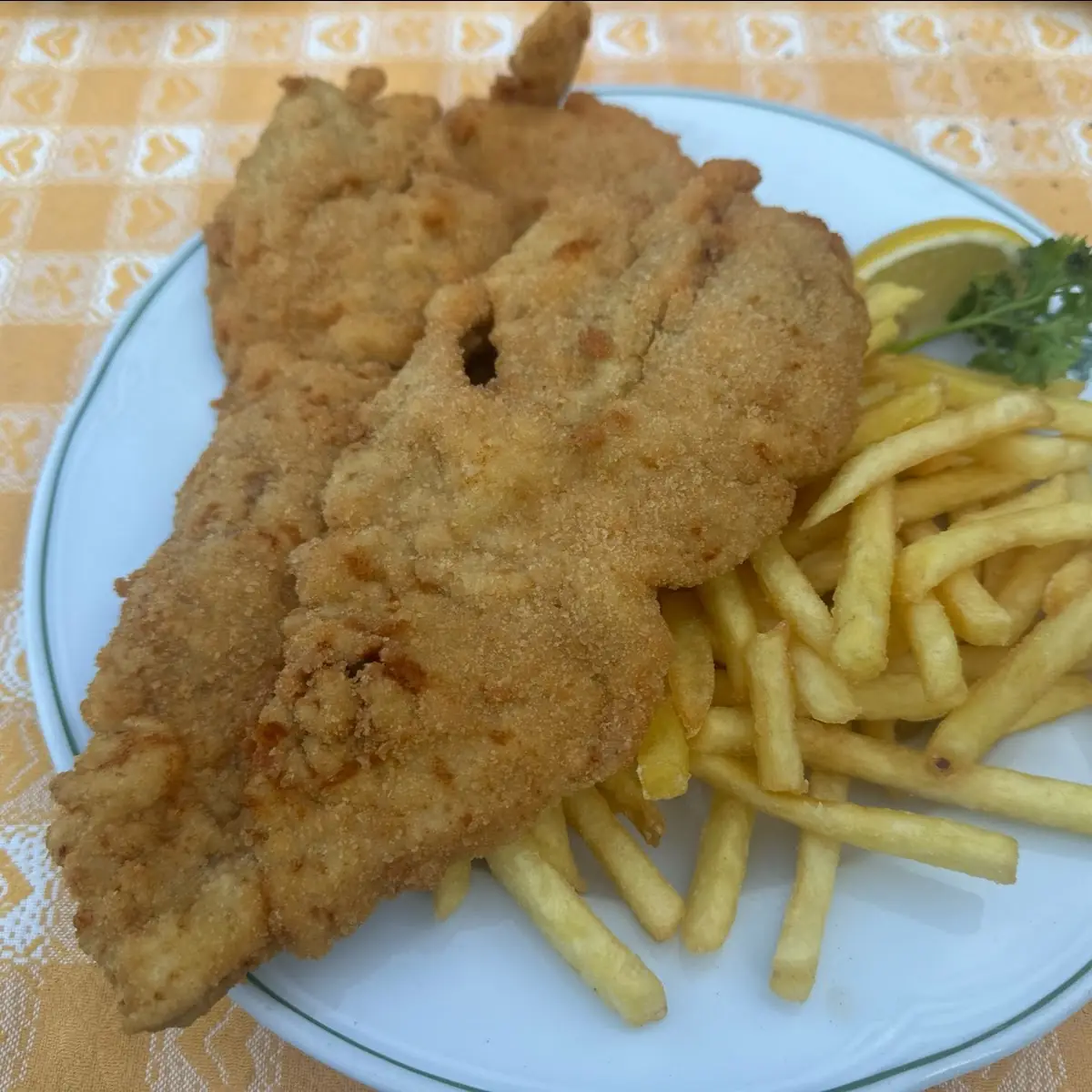 Wiener Schnitzel Vom Schwein Mit Pommes