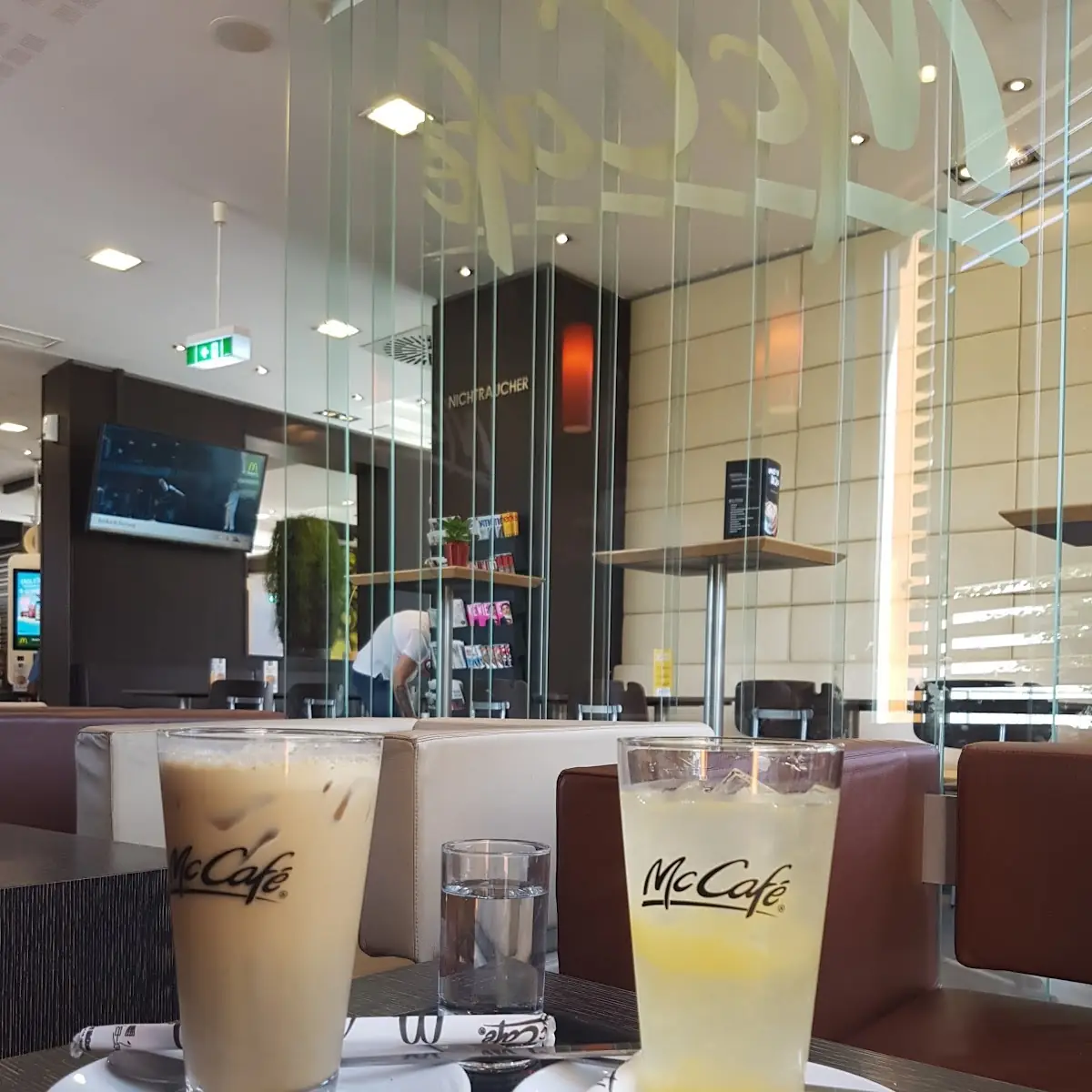 Iced Cafe Latte Und Mc Fizz Pfirsich