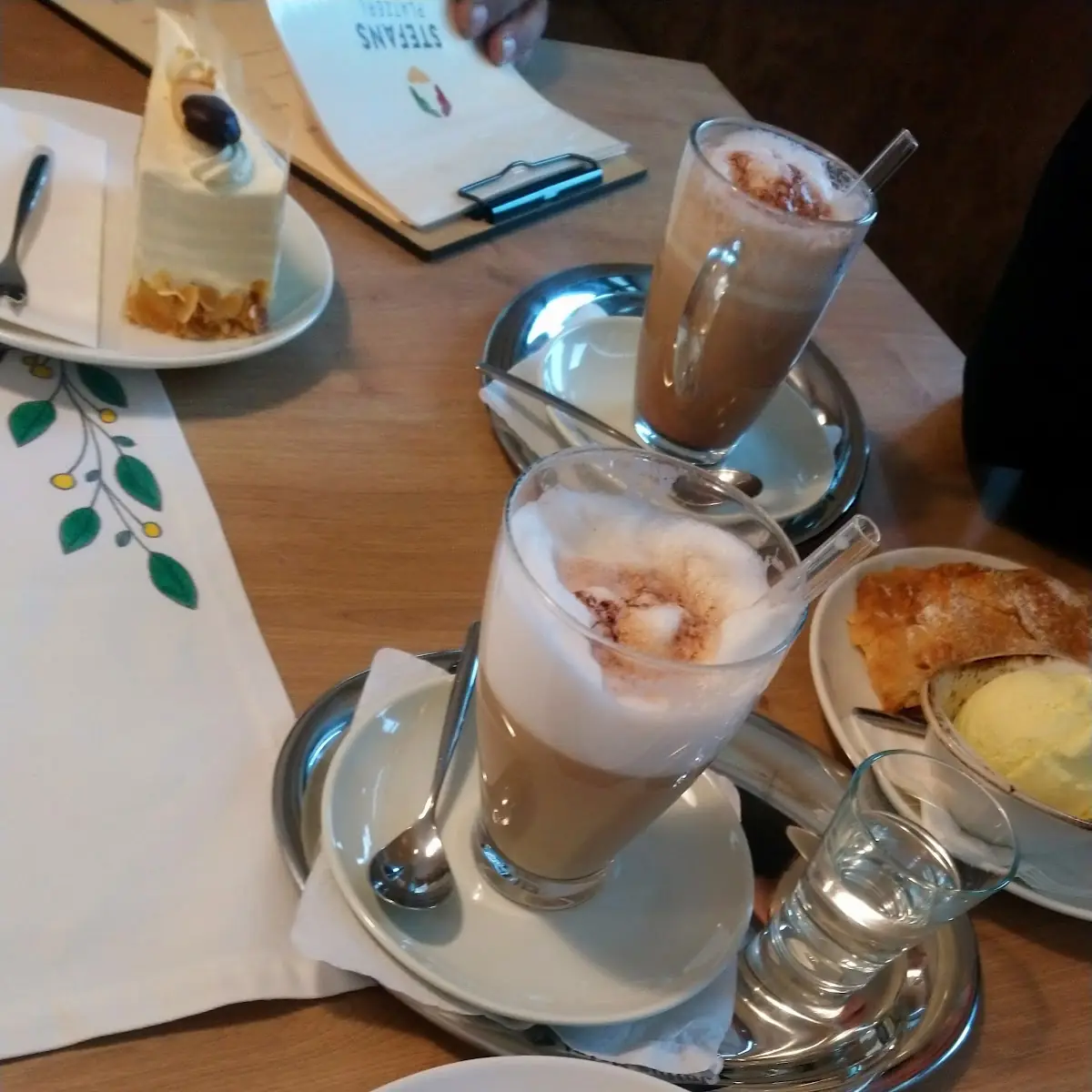 Café Latte Apfelstrudel Und Vanilleeis
