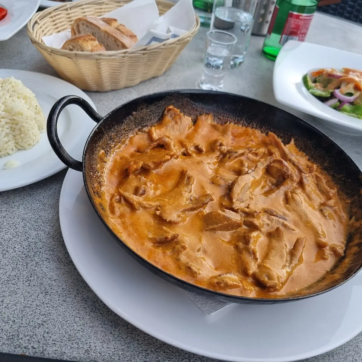 Gyros In Metaxasauce Mit Kräuterreis Und Gemischtem Salat