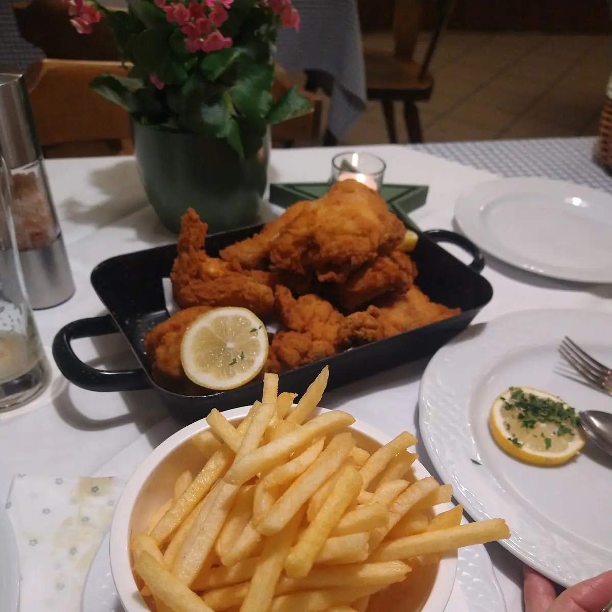 Gebackenes Hendl Ohne Haut Mit Pommes Frites