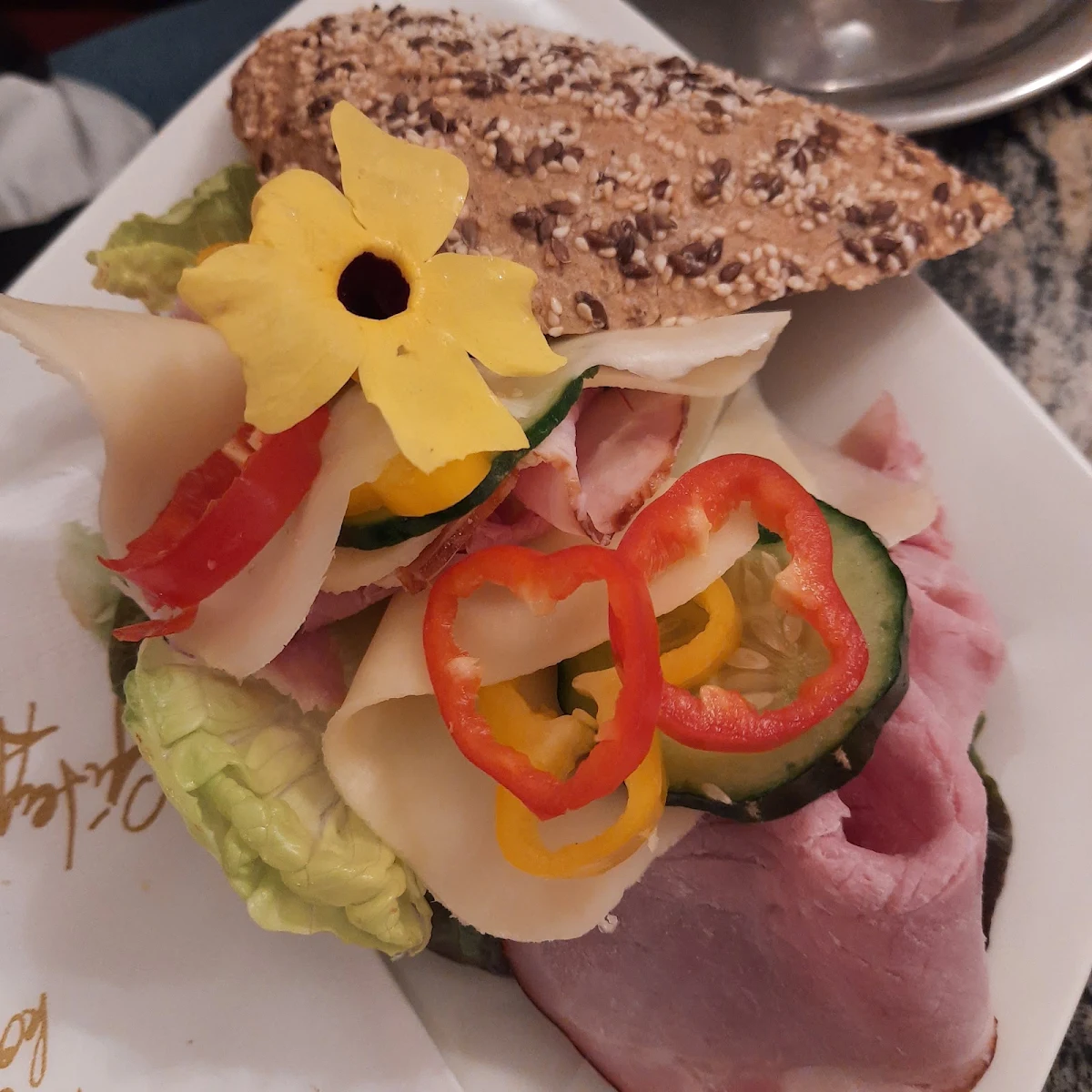 Gefülltes Weckerl Käse Schinken