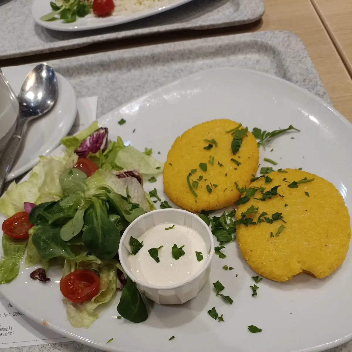 Knusprige Polenta Laibchen Auf Blattsalat