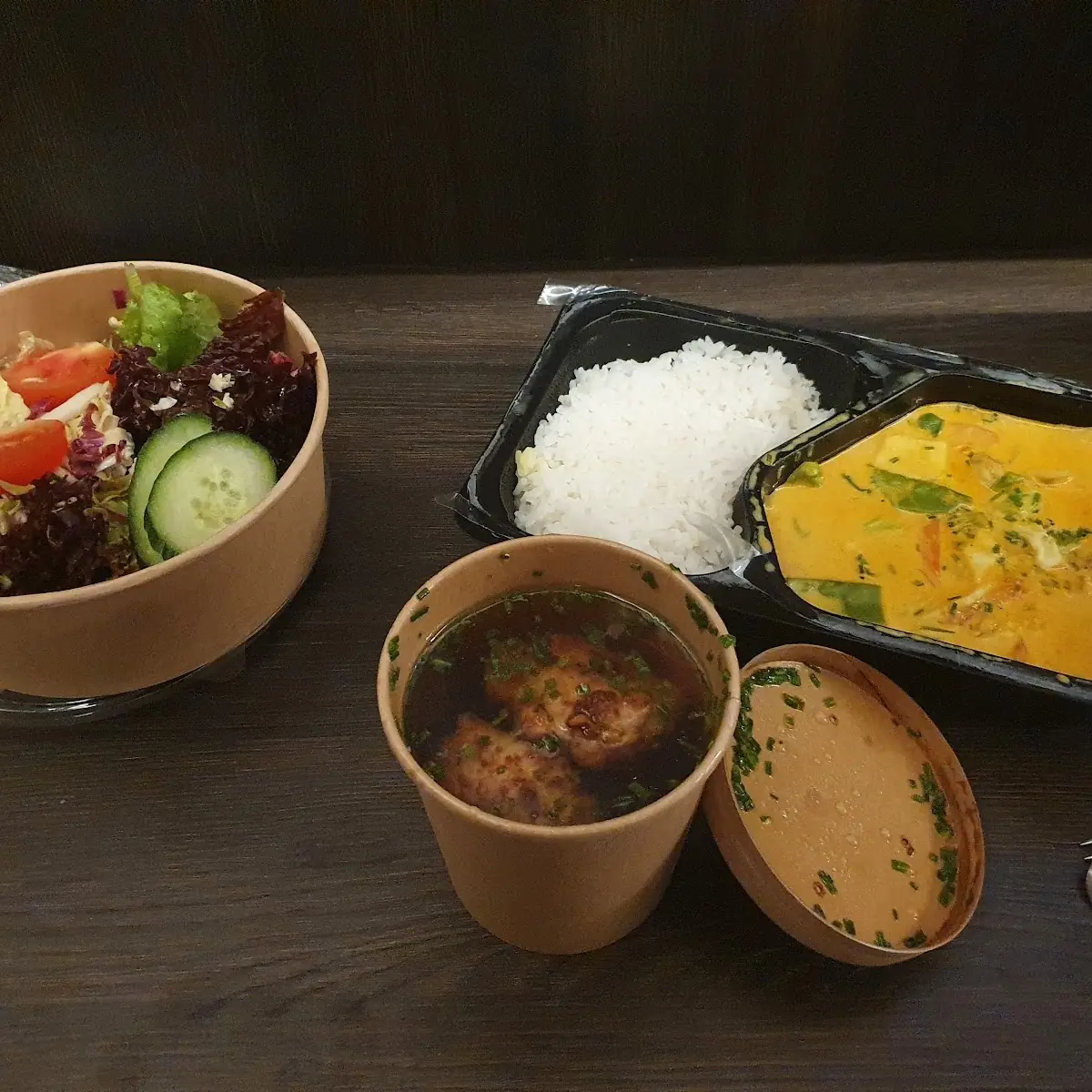 Europäisches Curry Salatteller Kaspressknödel-suppe