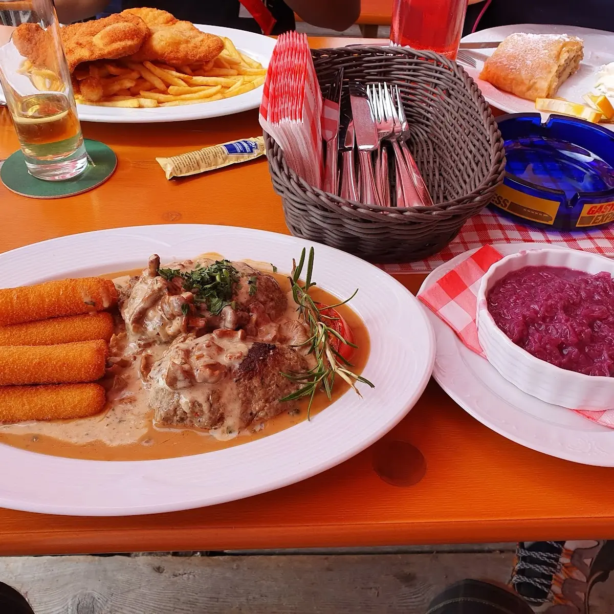 Hirschfaschiertes Mit Frischen Pfifferlingen Kroketten Und Blaukraut