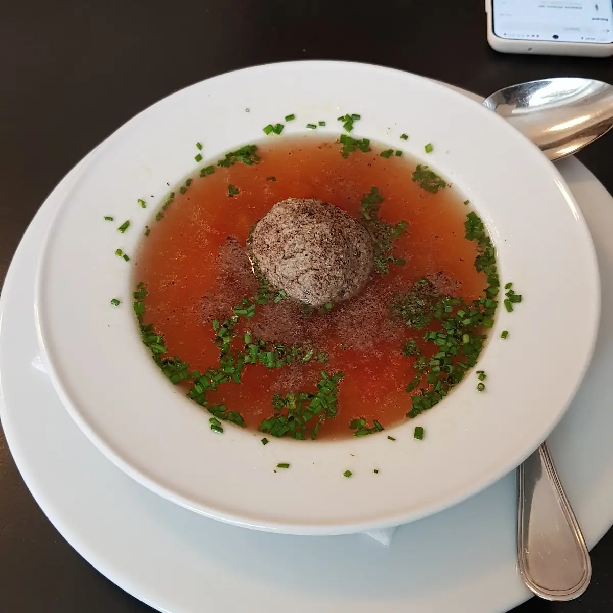 Hausgemachte Rindssuppe