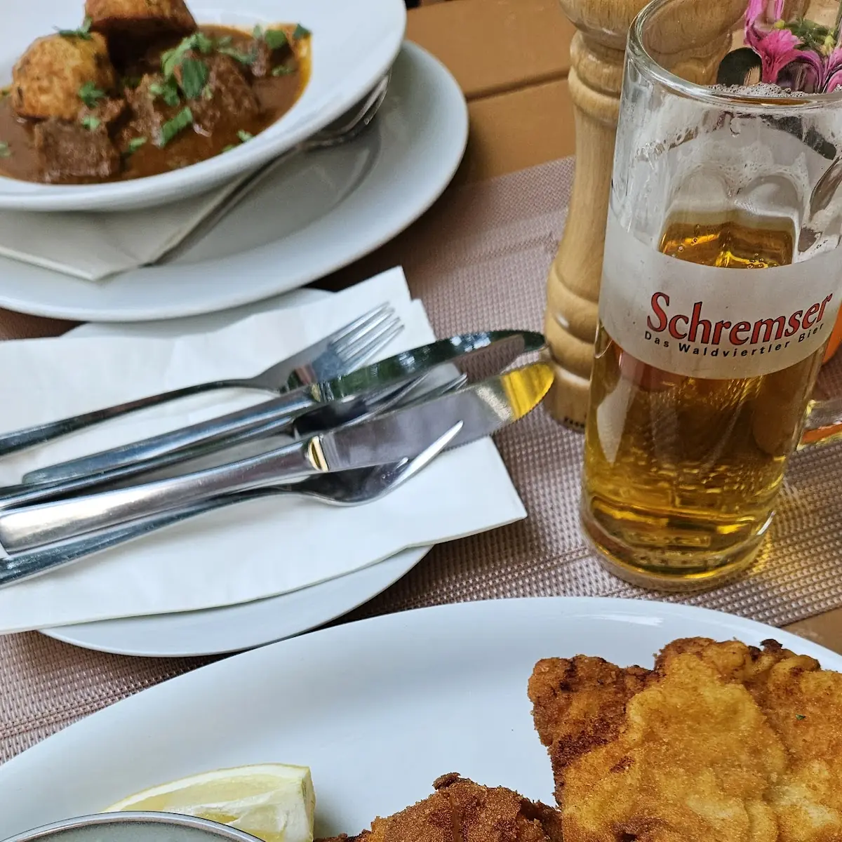 Kalbsbutterschnitzel Mit Erdäpfelpüree Und Röstzwiebel