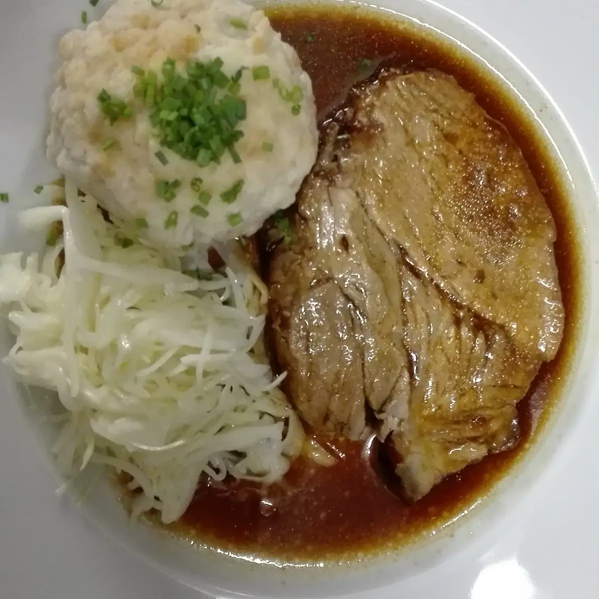 Schweinsbraten Mit Semmelknödel Und Krautsalat