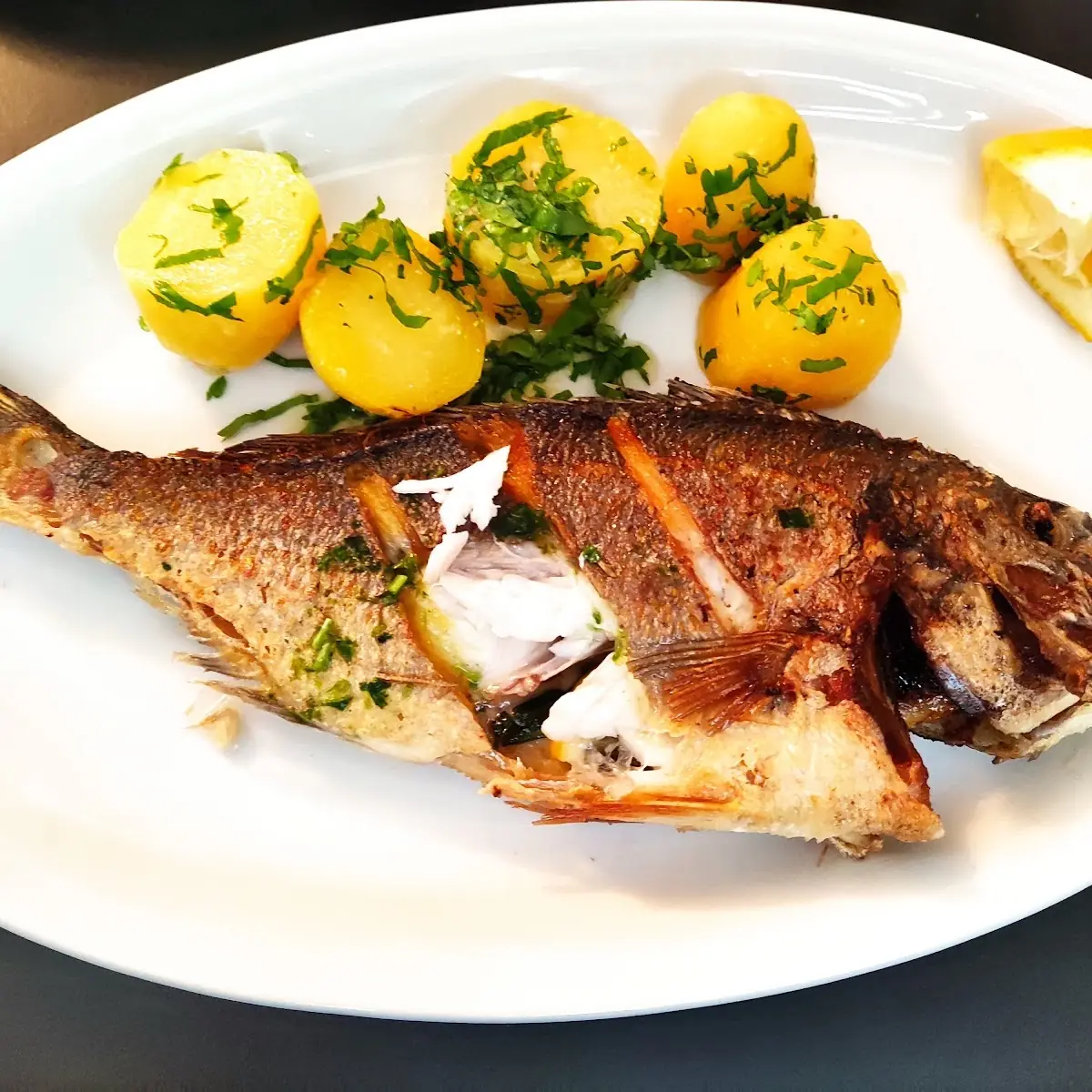 Tagesfrischer Fisch Im Ganzen Gebraten