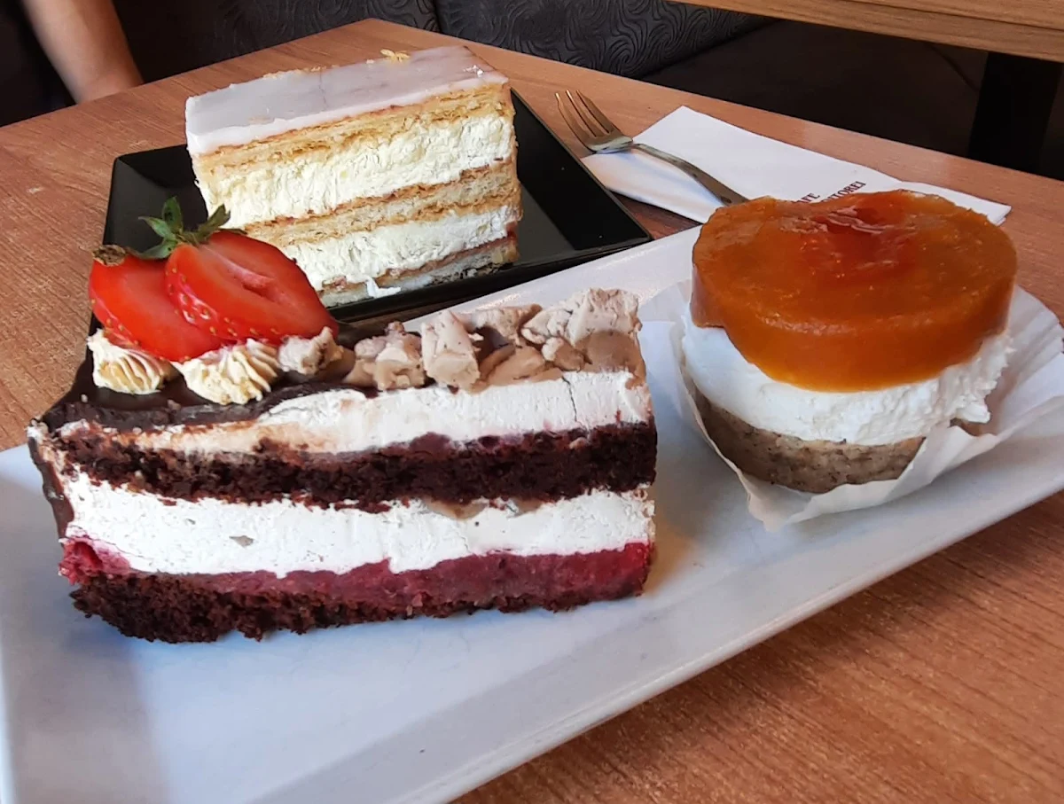 Maronitorte Cremeschnitte Und Marillentörtchen