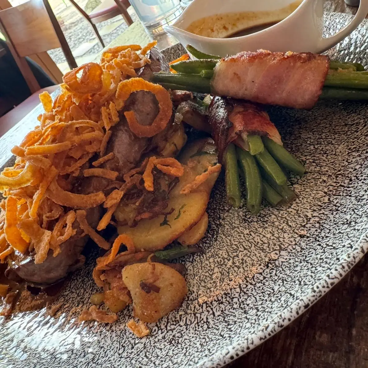 Zwiebelrostbraten Mit Speckbohnen Und Bratkartoffeln