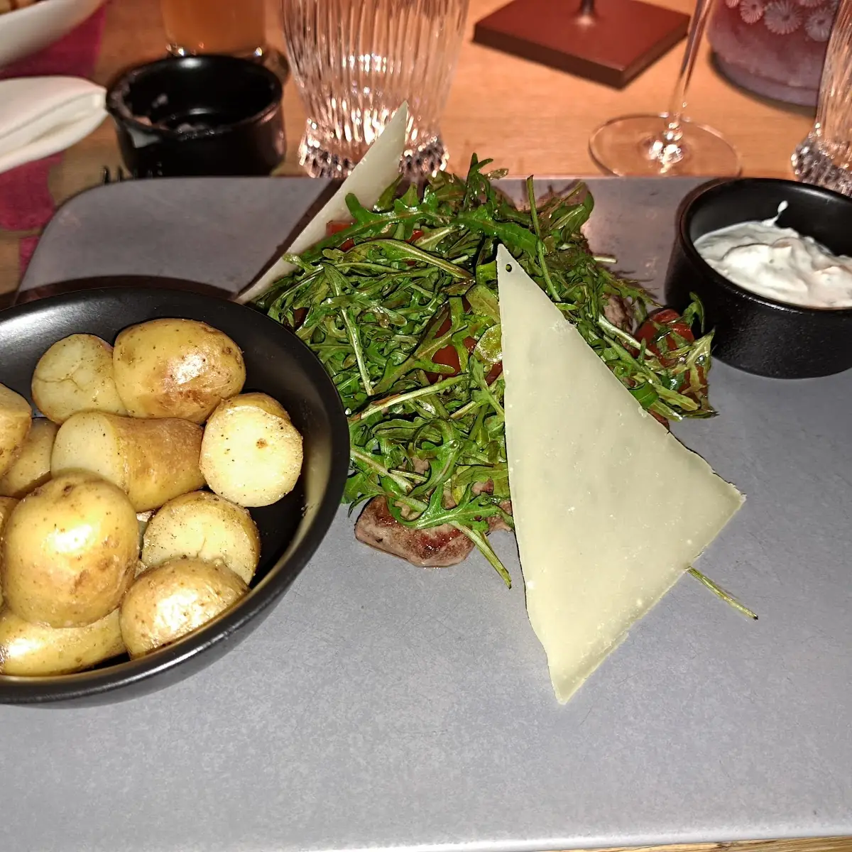 Paillard Vom Rind Rucola Cocktailtomaten Sauerrahm Rosmarinkartoffeln