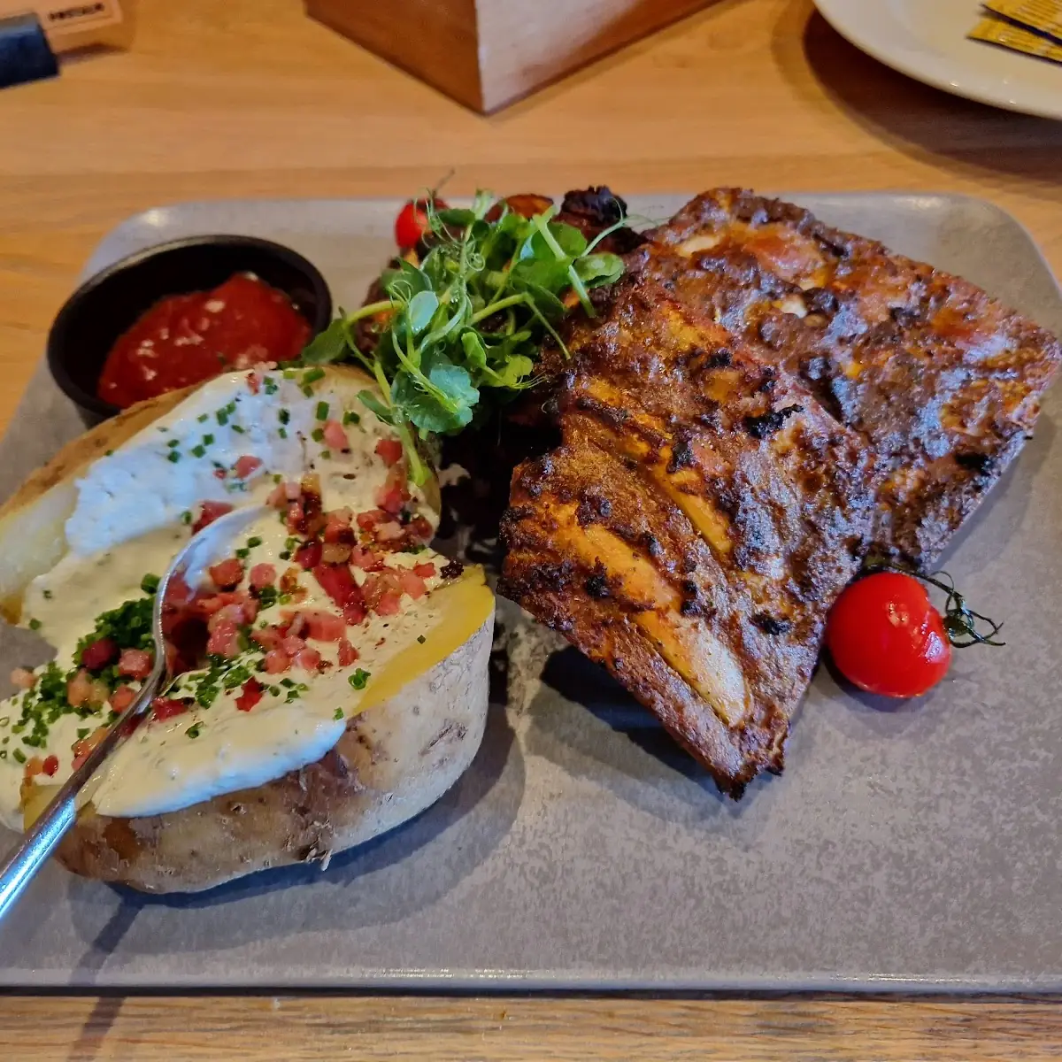 Sparerips Mit Ofenkartoffel