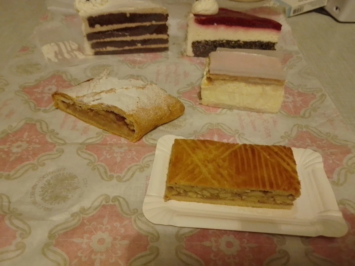 Cremschnitte Apfelstrudel Mohntorte Apfelschnitte