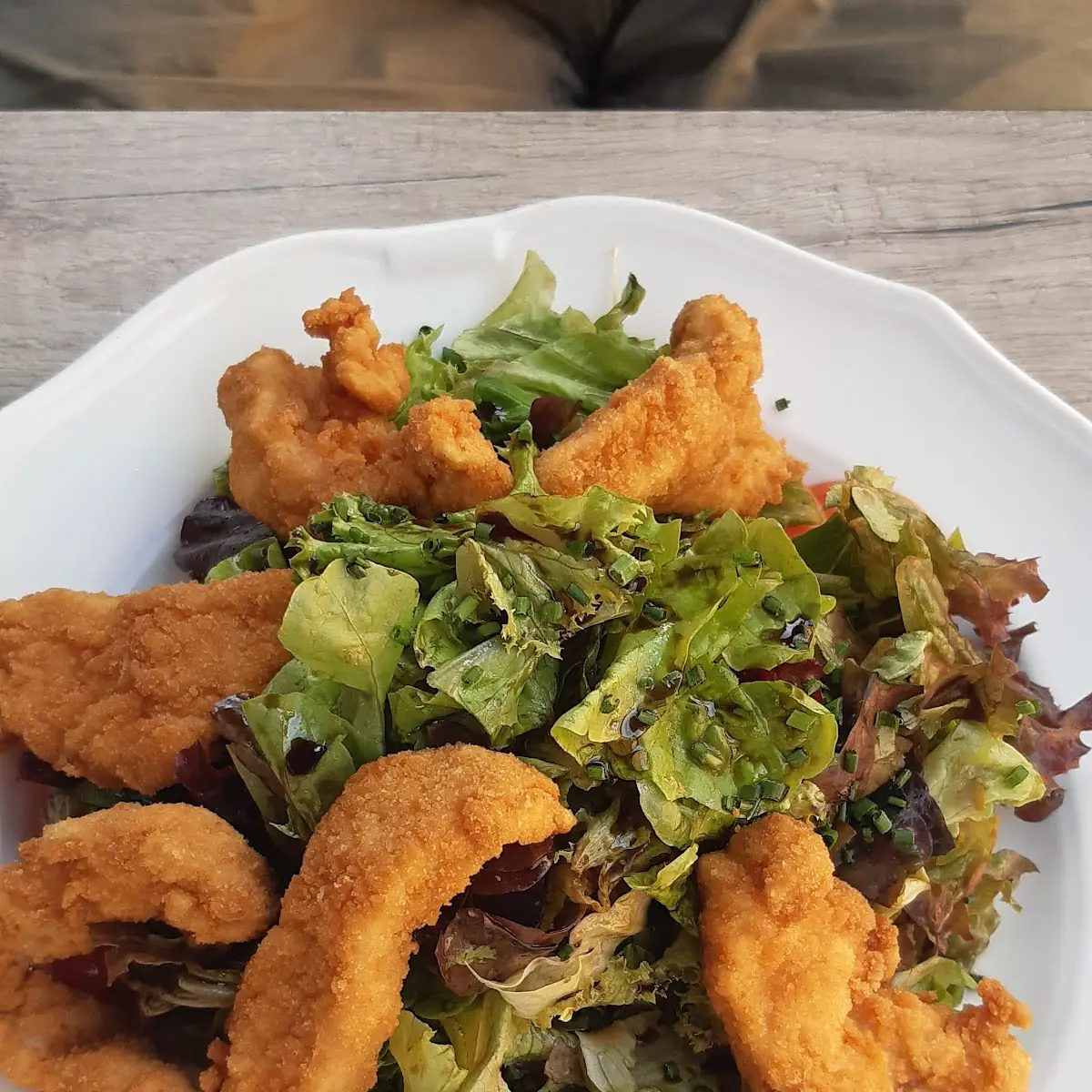 Salat Mit Kürbiskernöl Und Gebackenen Hühnerbruststreifen