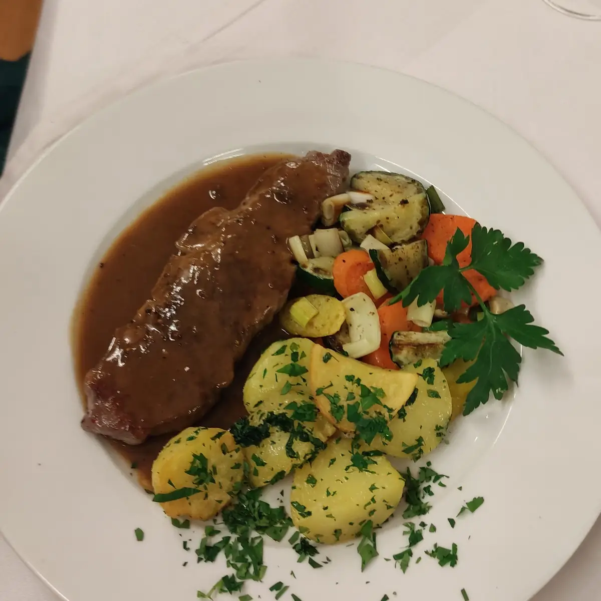 Beiriedschnitte Wurzelsauce Gemüse Und Petersilerdäpfel