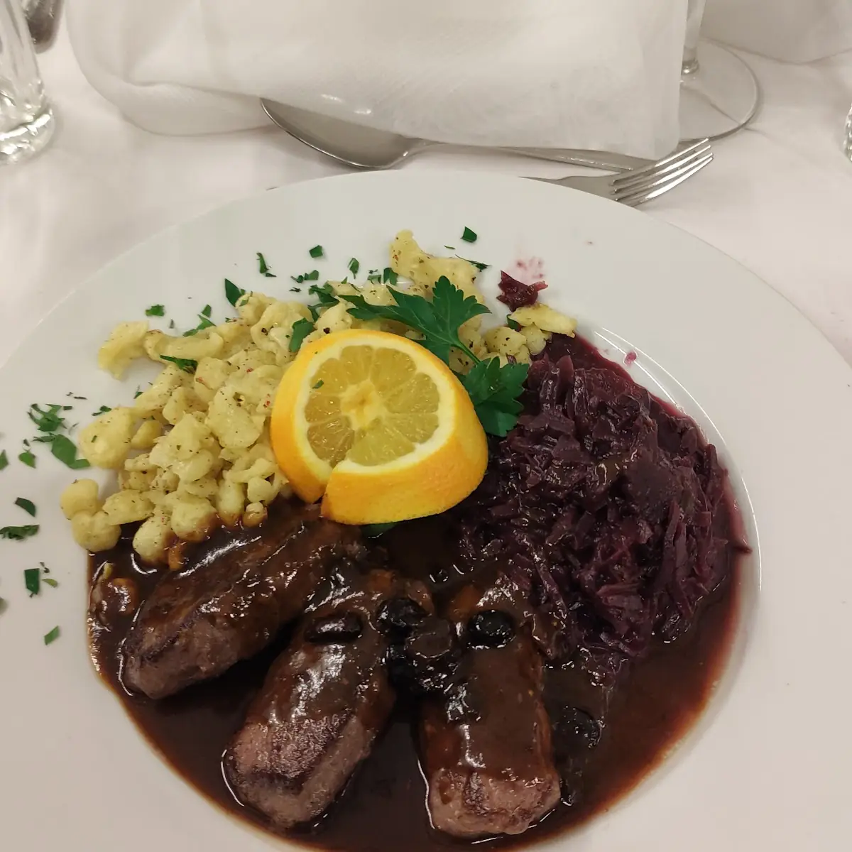 Hirschfilet Mit Apfelrotkraut Und Spätzle