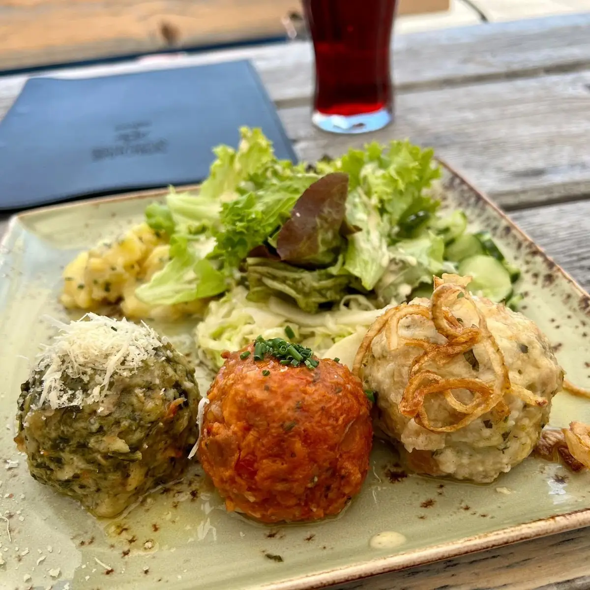Knödeltrio Mit Salat