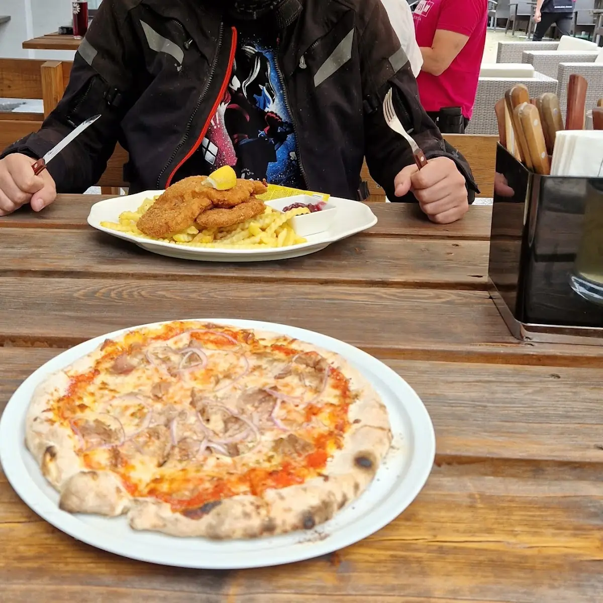 Pizza Tonno Und Schnitzel Mit Pommes