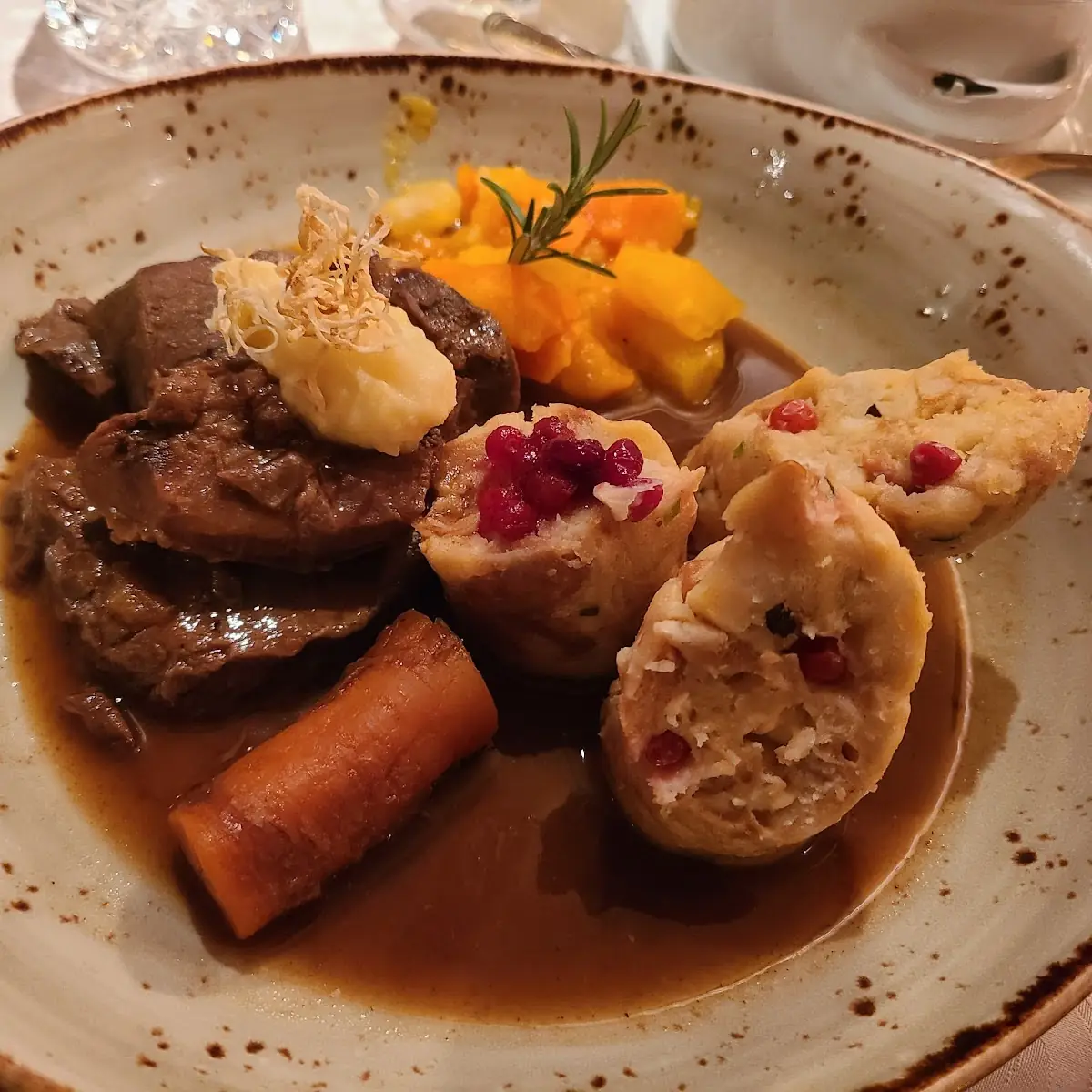 Hirsch Mit Preiselbeerknödel