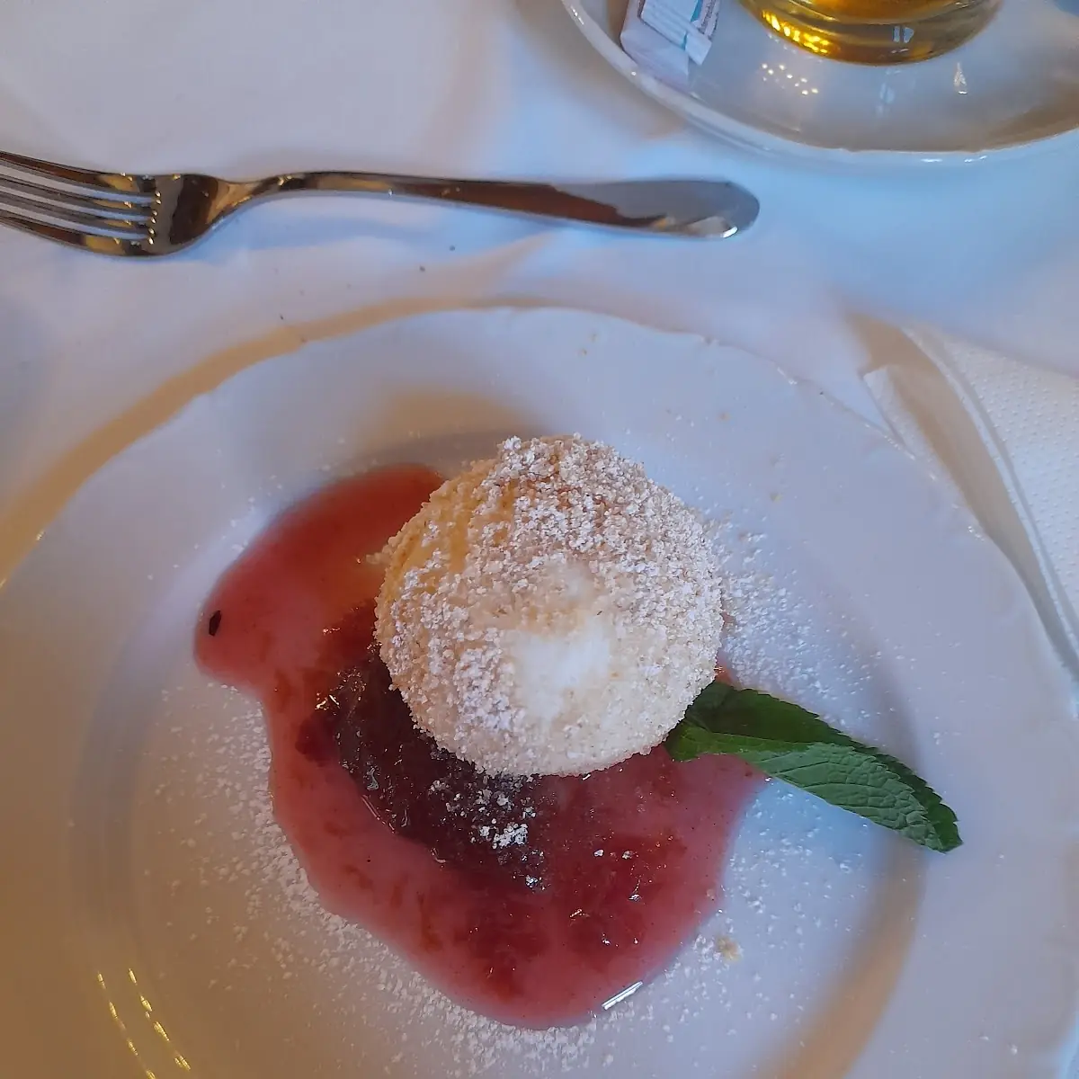 Gefüllter Topfenknödel